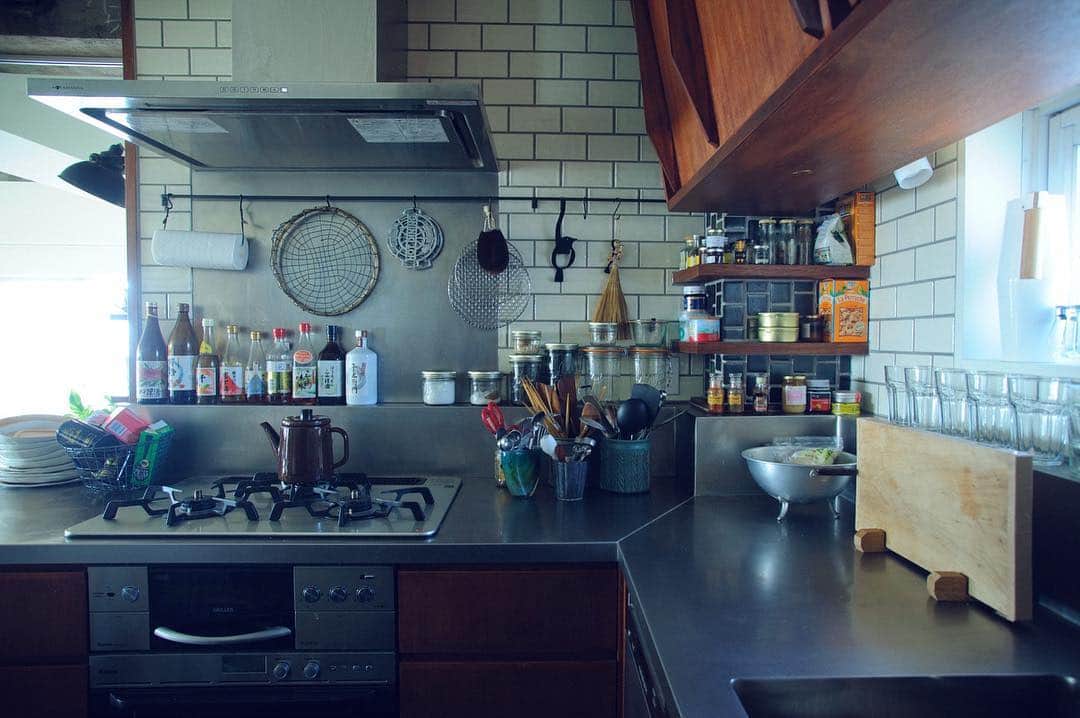 パナソニックのすむすむ さんのインスタグラム写真 - (パナソニックのすむすむ Instagram)「. まるでパリのアパルトマンにあるキッチンのような ほどよい生活感が感じられるキッチン。 . すぐ手に取れる場所に調味料やツール。 壁面のタイルや、ナイフラックを照らす間接照明。 ぬくもりを感じるキッチンはいつまでも見ていられる。 . さあ今日はこのキッチンから どんな料理が生まれるのだろう。 . #SHIORI #料理家 #SHIORIレシピ #Lクラスキッチン #Lクラス #iroridining #いろりダイニング #パナソニックキッチン #パナソニック #リノベーション #リフォーム #パナソニックリフォーム #Panasonic」3月20日 17時47分 - sumai_panasonic