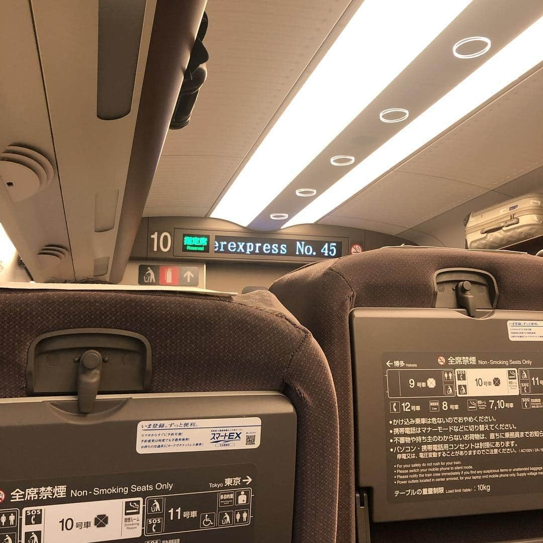 たむらけんじさんのインスタグラム写真 - (たむらけんじInstagram)「この新幹線、新車や！！ だって新車の匂いするもん！！ なんか儲けた気分する！！ #たむけん」3月20日 17時49分 - tamuradojou