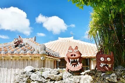 asoview! さんのインスタグラム写真 - (asoview! Instagram)「赤レンガの屋根が連なり、沖縄の原風景が色濃く残る竹富島。島内の散策は徒歩でも楽しむことができますが、オススメはなんといっても「水牛車」です。三味線を聞きながら、花々に彩られた白砂の道をのんびりと進みます。⁣⠀ .⁣⠀ 水牛の歩くスピードは人の歩くスピードよりもゆっくり。のどかな街並みや青い空を眺めると、心も体も島時間に溶け込むような感覚を味わえますよ。⁣⠀ .⁣⠀ 水牛車観光が終わった後は、フリータイム。「カイジ浜」で星砂を探したり、竹富島の名物「八重山そば」を堪能したり、スケジュールに合わせて思い思いの時間を過ごしてみてはいかがでしょうか？⁣⠀ ≕≔≕≔≕≔≕≔≕≔≕≔≕≔≕≔≕≔≕≔⁣⠀ 🌏Location @竹富島⁣⠀ 🏃Organizer is 石垣島ドリーム観光⁣⠀ 📷Picture by @ishigakidreamtours⁣⠀ ≕≔≕≔≕≔≕≔≕≔≕≔≕≔≕≔≕≔≕≔⁣⠀ .⁣⠀ 🌸アソビュー春キャン開催中🌸⁣⠀ フォロー&コメントしてくれた方の中から抽選で⁣⠀ 全国のアクティビティや体験で使える「アソビューギフト」1万円分が当たります！⁣⠀ 詳細は @asoview プロフィール欄のリンクよりご確認ください。⁣⠀ .⁣⠀ 🏄全国1万9千件以上の遊び紹介中⛺⁣⠀ @asoview⁣⠀ .⁣⠀ あなたの体験の思い出を#アソビュー のハッシュタグをつけて教えてください♪⁣⠀ ステキな投稿はasoview!や @asoviewでご紹介させていただきます❤⁣⠀ .⁣⠀ #本日のアソビ は⁣⠀ https://www.asoview.com/item/activity/pln3000027150/⁣⠀」3月20日 18時01分 - asoview