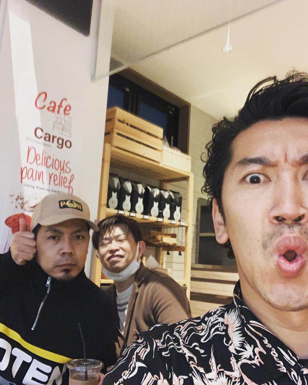 周平魂のインスタグラム：「正味の話、今日はぷらっと買い物ぶちかまさせてもろたあと、博労町にあるカフェCARGOにてケツ肉なじませながらコーヒー傾けさせてもろてます。 #天竺鼠川原さん #男塾ホテルグループ #カフェCARGO #正味の話 #ニュアンス」