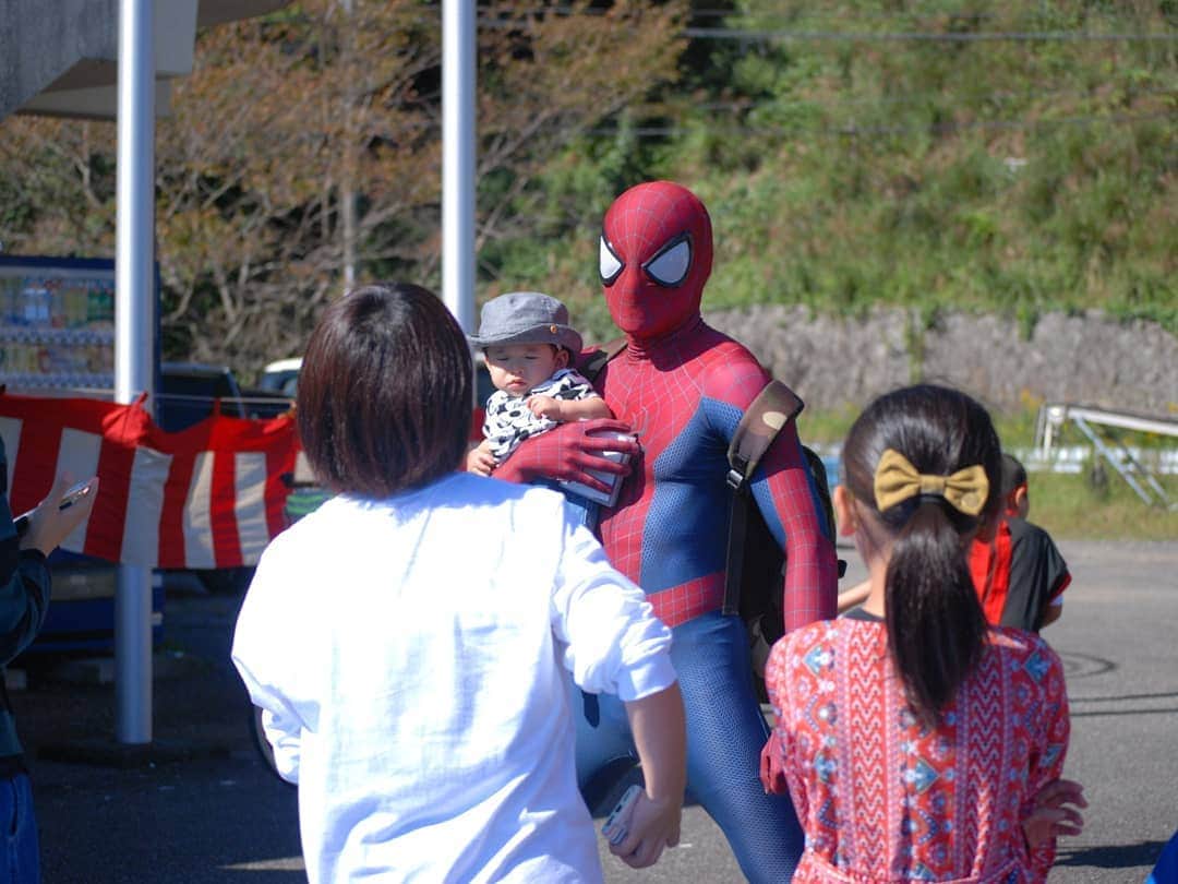 Japanese Spidermanさんのインスタグラム写真 - (Japanese SpidermanInstagram)「卒業式のシーズン。  全校生徒13人の僕が育った小学校が今月で廃校。  そして、今日が最後の卒業式。  寂しいけど仕方ない。  何もない漁村。 今では、そこで生まれ育ったことを誇りに思う。  昨年、一緒に地元の祭りに出れて良かった＼(^o^)／ #週末ヒーロー #スパイダーマン #スパイダーバース #マーベル #卒業式#紀北町#祭り#コスプレ#三重県#ヒーロー#spiderman#marvel # cosplay#cos#kids」3月20日 17時55分 - takemix5271