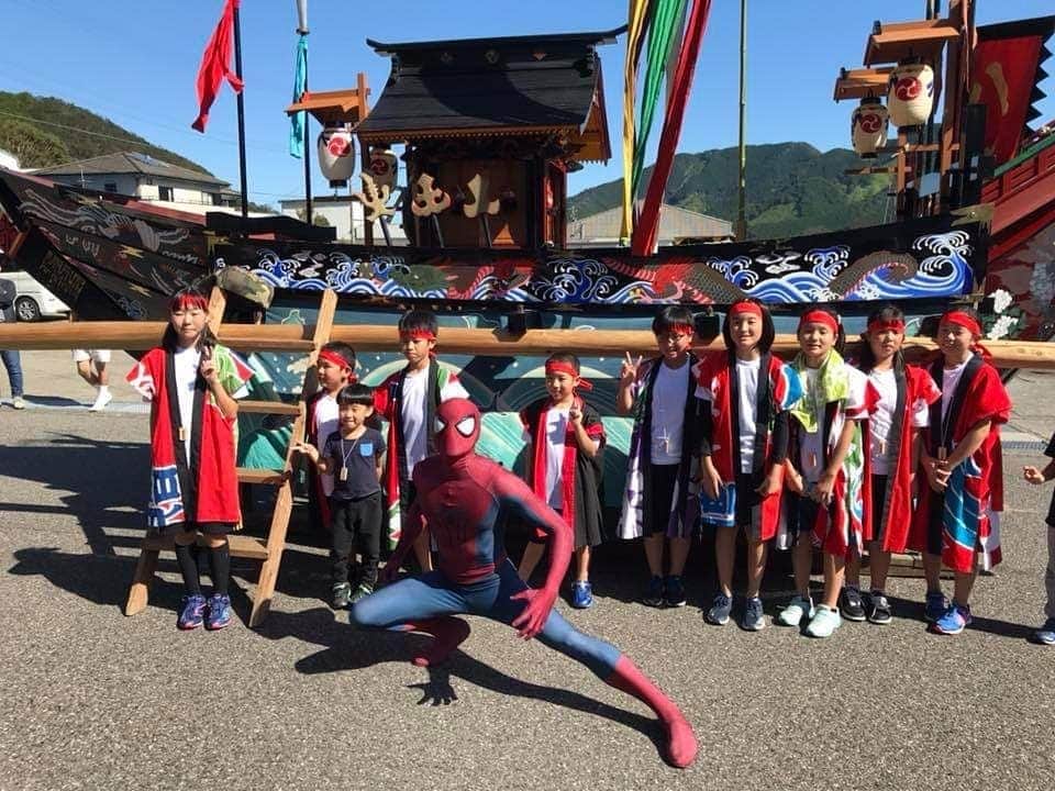 Japanese Spidermanのインスタグラム：「卒業式のシーズン。  全校生徒13人の僕が育った小学校が今月で廃校。  そして、今日が最後の卒業式。  寂しいけど仕方ない。  何もない漁村。 今では、そこで生まれ育ったことを誇りに思う。  昨年、一緒に地元の祭りに出れて良かった＼(^o^)／ #週末ヒーロー #スパイダーマン #スパイダーバース #マーベル #卒業式#紀北町#祭り#コスプレ#三重県#ヒーロー#spiderman#marvel # cosplay#cos#kids」