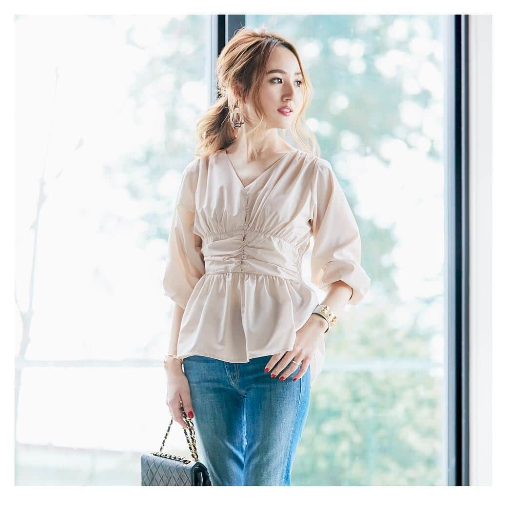 ur'sさんのインスタグラム写真 - (ur'sInstagram)「. 【PICK UP ITEM】 . 星玲奈さん(@reinahoshi1015)×ur's特集 2019 S/S collectionからご紹介。 . 「胸下の切替とボタン使いがフェミニンなブラウスは、 デニムと合わせ、甘辛バランスを調節して着るのがおすすめ。」 . NO.BTXU0506 ■Blouse ￥3,690+tax . ご購入は、写真をタップして 商品ページへ✔️ . 商品・ご注文に関しては、 下記よりお問い合わせお願いいたします。 . info@ur-s.me . . . #urs_official #urs #coordinate #instagood #ootd #spring #ファッション #fashion #outfit#2019ss #星玲奈 #きれいめ #プチプラ」3月20日 17時55分 - urs_official
