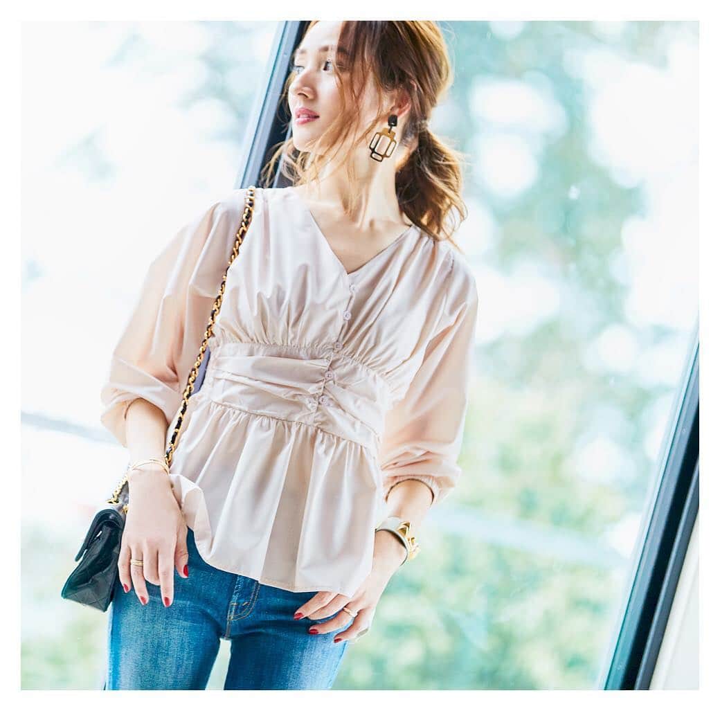 ur'sさんのインスタグラム写真 - (ur'sInstagram)「. 【PICK UP ITEM】 . 星玲奈さん(@reinahoshi1015)×ur's特集 2019 S/S collectionからご紹介。 . 「胸下の切替とボタン使いがフェミニンなブラウスは、 デニムと合わせ、甘辛バランスを調節して着るのがおすすめ。」 . NO.BTXU0506 ■Blouse ￥3,690+tax . ご購入は、写真をタップして 商品ページへ✔️ . 商品・ご注文に関しては、 下記よりお問い合わせお願いいたします。 . info@ur-s.me . . . #urs_official #urs #coordinate #instagood #ootd #spring #ファッション #fashion #outfit#2019ss #星玲奈 #きれいめ #プチプラ」3月20日 17時55分 - urs_official