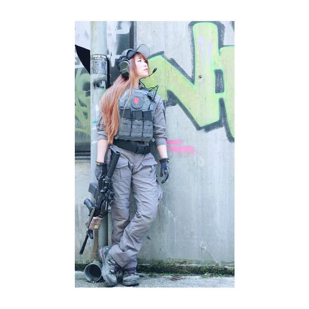 のインスタグラム：「. . サバゲいついこっかな〜 . . みんなでワイワイいくのも好きだし 一人でさくっと遊びにいくのも好き💜 . . 🖤使用BB弾🖤 . sponsord @bbgallop . . 🖤loadout 🖤 . hoodie . sponsord @risingsuntactical . . . . . 💜ぴっちょりーなの装備💜@risingsuntactical . . @lbx.tactical  @lbx.milsim  @lbtinc . . 💘Plate Carrier　 @lbx.tactical  @lbx.milsim  @lbtinc  LBX-4020 A2 Plate Carrier(Armatus II ) 💘Back  Panel LBX-4040B  Banger Back  Panel 💘Combat Shirt LBX-0080A (WOLF GREY) 💘Combat Pant LBX-0081A (WOLF GREY) 💘shoes  #salomon . . 🖤🖤🖤🖤PICCIOLINA☆SCHEDULE🖤🖤🖤🖤🖤 . . . . . .🔫モデル出演🔫 ★イベント★ military &サバゲー用品即売会 ビクトリーショー @risingsuntactical & @bbgallop ブース 3月31日(日) @浅草 (東京都立産業貿易センター) . . 🔫ゲスト出演🔫サバイバルゲームイベント ★イベント★コンバットマガジン取材 4月7日(日) @ FRONT LINE BATTLE FIELD 熊本 . . 🔫ゲスト出演🔫 サバイバルゲームイベント ★イベント★ギャロップ祭 4月21日(日) @survivalgamefield_queen 千葉県 . . 🛵ゲスト出演🛵 ★イベント★ 9月15(日)@福島 comingsoon . . . . . 🖤🖤🖤🖤🖤🖤🖤🖤🖤🖤🖤🖤🖤🖤🖤🖤🖤 🖤 .#glock19 #glock17  #glock .  #airsofter#airsofters#airsoftgun#airsoftguns#ぴっちょりーな #piccholina #airguns#airgun#airsofterphoto#airsofting#airsoftwar#airsoftworld#airsoftjapan#airsoftgirl#girlswithguns#doairsoft#airsoft#サバゲー#サバゲー女子#銃#ミリタリー#military」