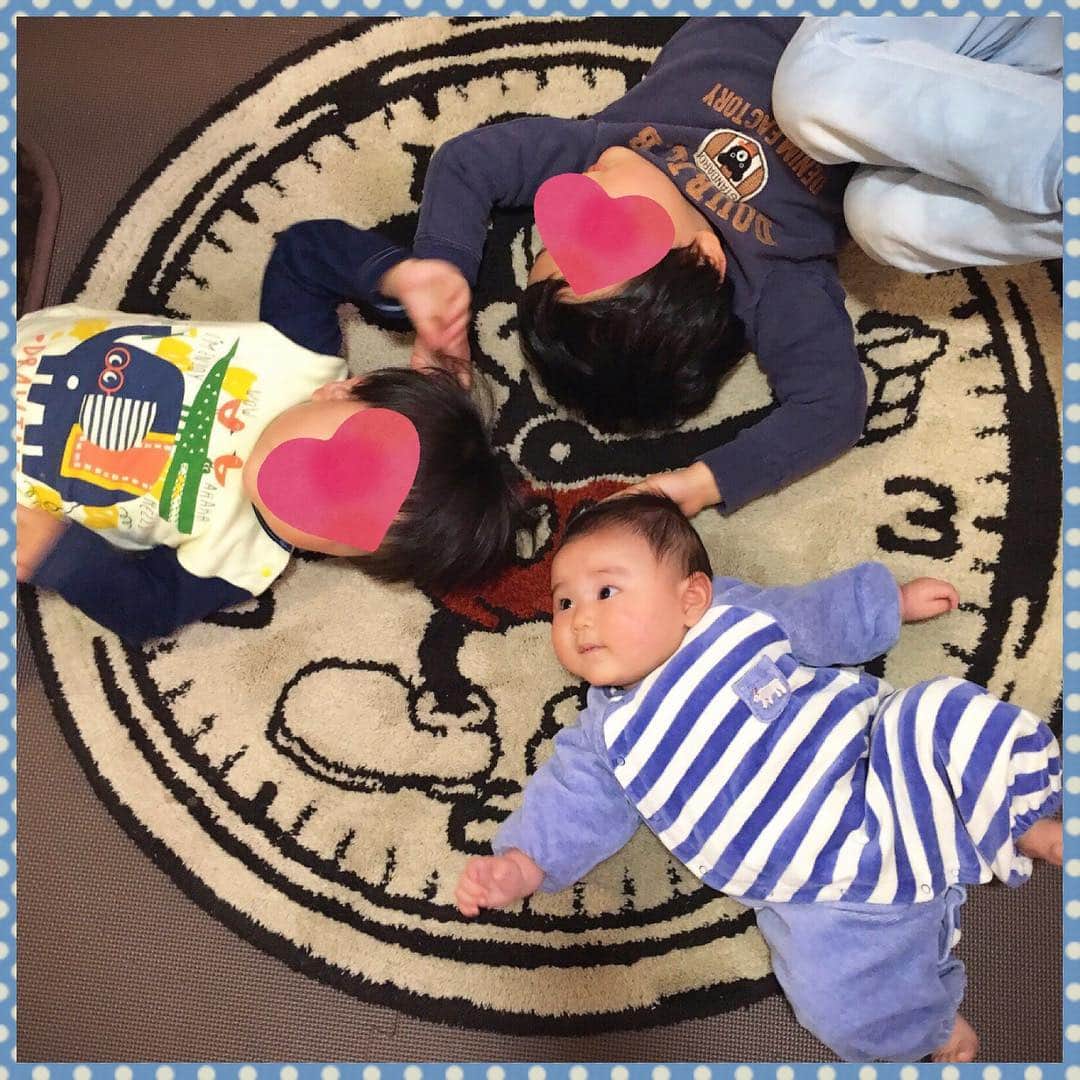 楠見藍子さんのインスタグラム写真 - (楠見藍子Instagram)「‪きょうは井ノ上奈々ちゃんと息子くんがおうちに遊びに来てくれましたー\( *´꒳`*)/‬ ‪いっしょに遊んだり可愛がってもらったりして、長男くんも次男くんも楽しそうでした✩*˚‬ ‪男の子3人戯れる姿が可愛すぎて癒された♡‬ ‪またあそんでねっ❁‬ #息子 #長男 #次男 #おともだち #3歳 #1歲 #0歳 #3ヶ月 #男の子ベビー #ママ #声優 #ぽわわわわん」3月20日 18時10分 - minnie_aiko