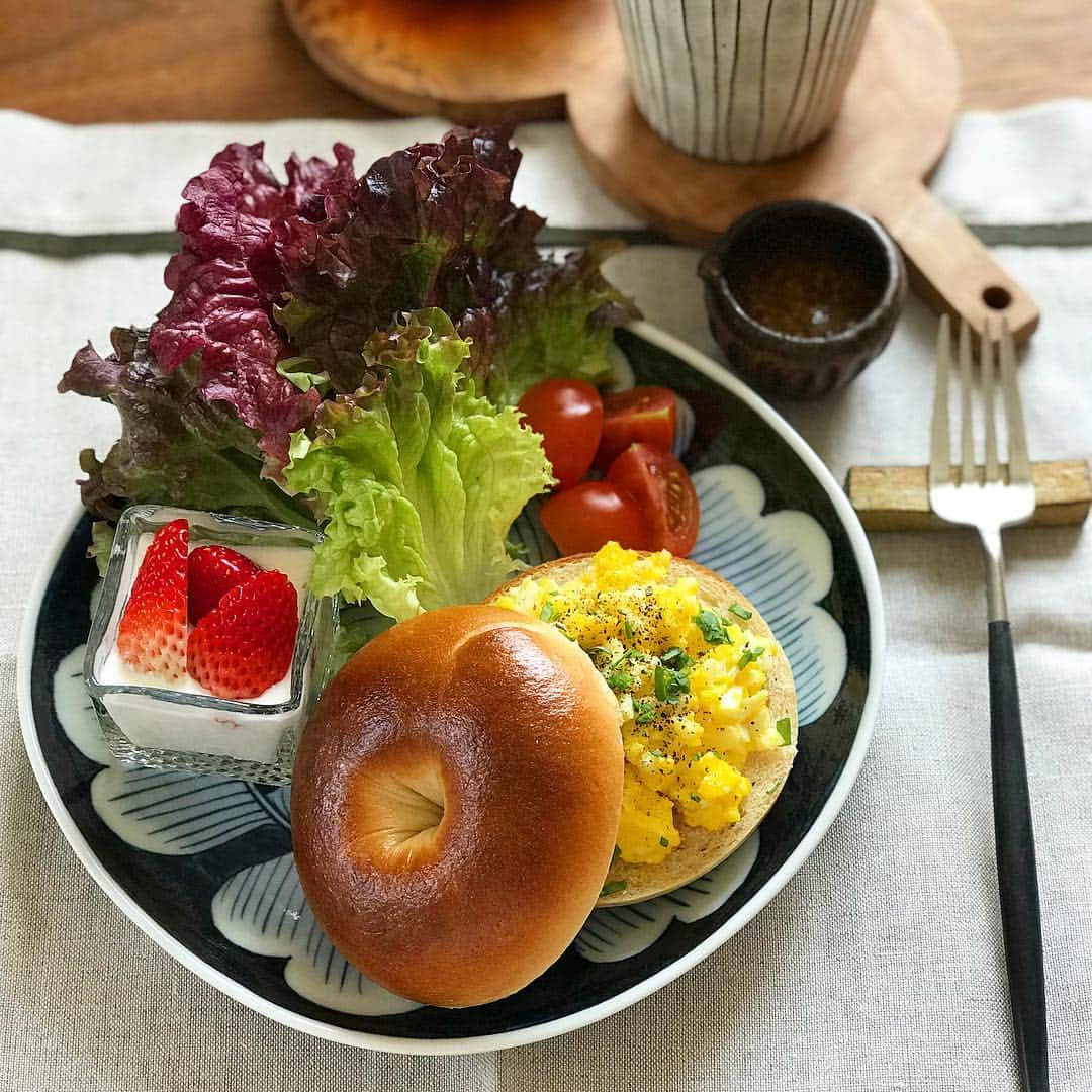 kokochiyoiさんのインスタグラム写真 - (kokochiyoiInstagram)「2019/03/20 大好きな和のうつわで、 朝ごパン。 ＊　＊　＊ このうつわを一目見た時、 正真正銘の"和食器"なのに 「洋風ごはんに使いたい！」 そう思いました。 こうして我が家に迎えた このうつわ。 初めのインスピレーション通り、 和でも洋でも どんな料理でも受け止めてくれる 頼もしいうつわとして 活躍してくれています。 ＊　＊　＊ 今回、 #komerco(コメルコ)の アンバサダーに 就任することになりました。 @komerco_official の 「モノからはじめる料理の楽しさ」 のコンセプト通り、 うつわや料理道具からはじまる ワクワクをお伝えできたらな と思っております♡ 初回は4月。 よろしくお願いいたします♡」3月20日 18時02分 - kokochiyoi