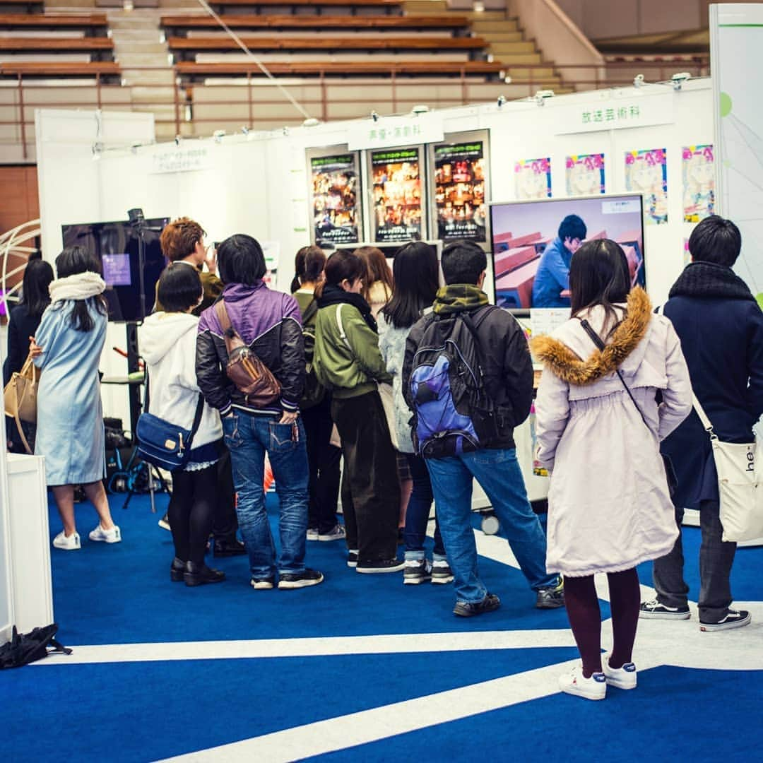 日本工学院さんのインスタグラム写真 - (日本工学院Instagram)「大盛況の卒展で スタッフの学生さんから とびっきりの笑顔をいただきました！ 実はこの後、壇上でのプレゼンも頑張ってました！！ ☆卒制シリーズ☆ #日本工学院 #nihonkogakuin #専門学校 #学生 #日本工学院八王子専門学校 #日本工学院専門学校 #工学院 #教職員投稿写真 #卒制シリーズ #笑顔が素敵 #笑顔が人を幸せにする #MARSPROJECT #火星移住計画」3月20日 18時03分 - nihonkogakuin