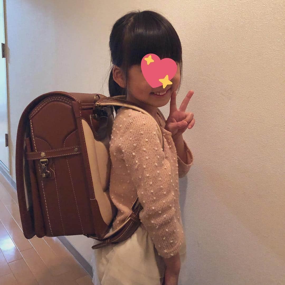 千葉あやさんのインスタグラム写真 - (千葉あやInstagram)「. 本日ランドセルが届きました🎒✨ まさにピカピカの一年生👧 . これから6年間、よろしくお願いします☺️ . . #土屋鞄ランドセル  #お色はマロン」3月20日 18時03分 - aya_sakaya56