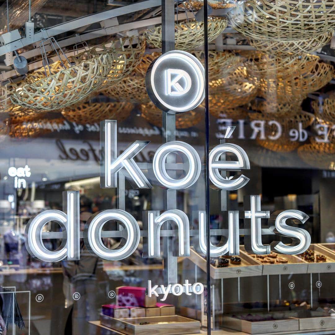きょん。さんのインスタグラム写真 - (きょん。Instagram)「. .  koe donuts  新京極通りを 歩く人が皆 視線を奪われていた 和モダン空間。  ドーナツ屋と知り、 驚く声が あちらこちらから 聞こえてくるここは 明日グランドオープンする @koe_donuts 。  身体に優しく 環境にも配慮した "エシカル"なドーナツは、 ほうじ茶や金ごまなど 数十種類がラインナップ。  イートインでは、 "ドーナツメルト ストロベリー"や チーズタピオカティーなどなど…🤤 .  ドーナツそのものが、 軽やか、かつしなやかなので 胃への負担ゼロレベル。  エシカルの意味を ドーナツを通して 再認識しました。  adress:京都府京都市中京区新京極通四条上ル中之町五五七番地 opening hours: 8:00-20:00(明日は10:00〜) #koedonuts #kyoto#sweets」3月20日 18時03分 - kyon_tokiiro