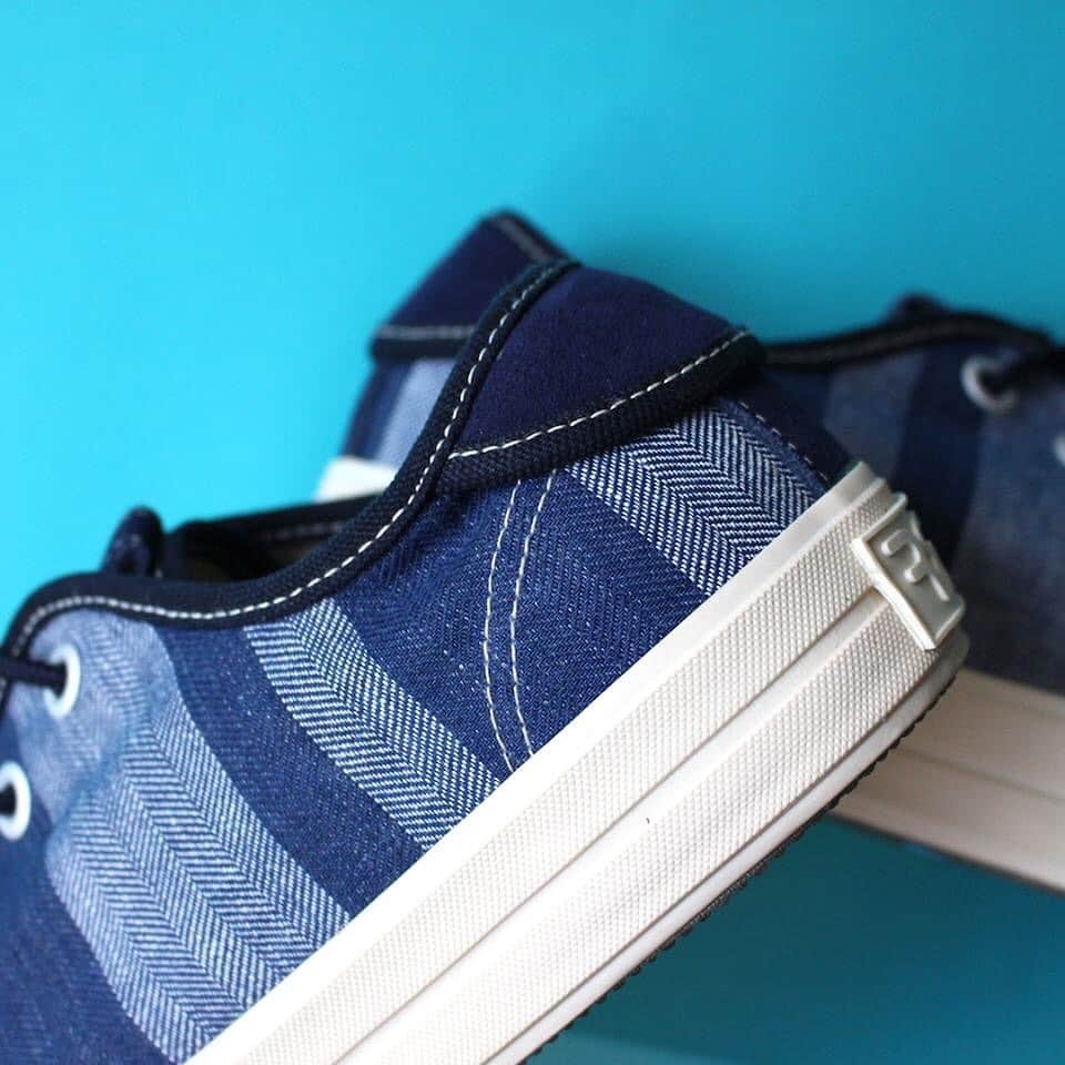 のインスタグラム：「《RFW 2019SS》  SANDWICH-LO STRIPE -Navy-  2019年春夏新作より 今季のシーズンモデルが新入荷！  アッパーに綿麻混のストライプ生地を使用 タテ糸コットン、横糸にリネンのTOP糸を使用した ジャガード生地です。 近くで見るとヘリンボーン柄にもなっており 通気性だけでなく風合いも良い仕上がりに。  全国の取扱店、RPM、ONLINE SHOPにて 発売中です。  www.rfwtokyo.com @rfwtokyo  #rfw #rfwtokyo #rhythmfootwear #sneaker #sneakers #kicks #instashoes #instakicks #sneakerhead #sneakerheads #nicekicks #sneakerfreak #kickstagram #2019ss #spring #summer #renewal #20th #aniversary #tokyo #rpm #rhythmprimarymarket #linen #stripe #newarrival」