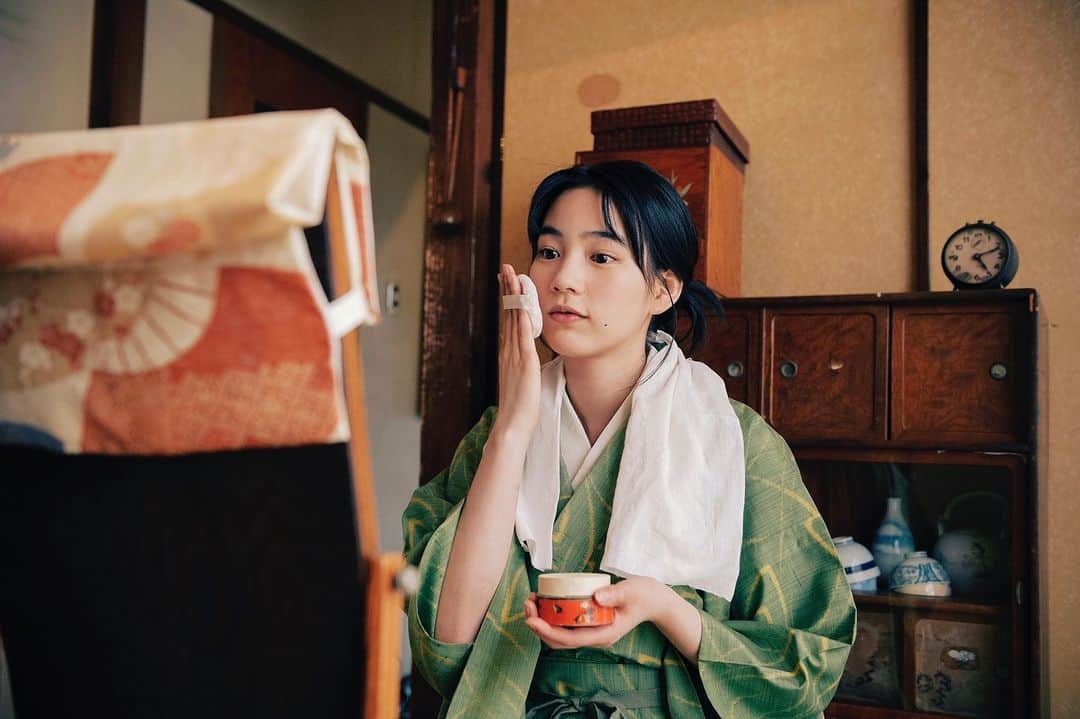 のん（能年玲奈）さんのインスタグラム写真 - (のん（能年玲奈）Instagram)「映画秘宝さんにて、すずさん再現in 昭和のくらし博物館 な写真を撮りました。めっちゃ楽しかった〜〜。 呉本以来の、北浦さんに撮っていただきました。最高。 博物館は、すずさんの暮らしを体感できて、この世界の片隅にへの皆さんの愛が詰まっていてほっこり心温まりました☺️ 誌面のアザーカット。おしろい。  #映画秘宝 #この世界の片隅に #昭和のくらし博物館 #すずさん #北浦敦子 さん #菅野史絵 さん #飯嶋久美子 さん #のん」3月20日 18時04分 - non_kamo_ne