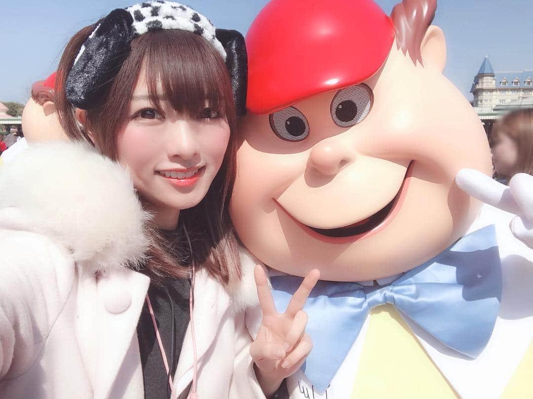 望月みゆさんのインスタグラム写真 - (望月みゆInstagram)「天気が良すぎてキャラグリがとても捗りました🌸 ディーダムに会えたよ♡ 1枚目がDum 2枚目がDee 最近使ってるお気に入りのトートにサインもろたんだけど容赦なくキングの顔に描いててワロタ #みゆちぃとディズニー  #ひとりディズニー #tokyodisneyland  #東京ディズニーランド  #不思議の国のアリス #aliceinwonderland  #トゥイードルディー  #トゥイードルダム  #キャラグリ  #みゆちぃ #miyuchy #望月みゆ #バンもん #banmon」3月20日 18時05分 - myc416