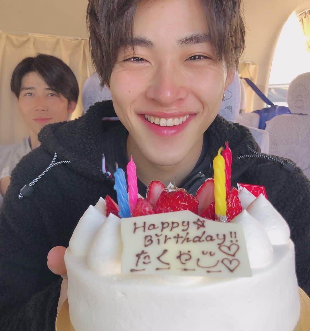 山口託矢さんのインスタグラム写真 - (山口託矢Instagram)「改めて沢山の方にお誕生日を祝っていただきました‼️ 本当にありがとうございました🙇‍♂️ . 21歳は今まで出来なかった経験を沢山させていただきました！！ 去年の誕生日で目標を言っていて、「CDのオリコンでデイリーウィークリーで1位をいただく」と言いました。デイリーはいただけましたがウィークリーは2位でも本当にすごい事だと思いますがずっと上を目指していきたいので継続して1位を目指します👊 . そして個人では「実感ドドド@福岡」という月1のレギュラーをNHKさんから頂くことができ凄く嬉しく思います‼️ ただ、グループとしての成長は絶対に必要な事だと思うので各々が個人でいただいたお仕事をグループに何らかの形で生かしていけたらいいなと思います。 . そしてそしてなんといっても GReeeeNさんの曲をカバーさせていただいた事は自分にとってとてつもなく大きな出来事です💚 カバーできたらいいな〜と言ってはいて、でもこんな未熟者がおこがましいと文面には書く勇気が無かったのですがまさかこんなにも早く叶うとは思わなかったです😳 ハンパなくおこがましい事だと分かっていますが、いつかGReeeeNさんに歌を作っていただけたら…と、思うようになりました😣💦 いつかこの夢も叶う事を信じて頑張ります‼️ . 少しずつ仕事も分かってきて落ち着いてきたこの時期が勝負の時だと思うので、新しい事にガンガン挑戦して、失敗しまくって強い男になって応援してくださる皆さんに色んな形で恩返ししていきたいです！ . 22歳の山口託矢も乞うご期待❤️ . . #九星隊 #ナイスタ #山口託矢 #greeeen #道 #バリすご8 #ロケ終わりにサプライズ #最高でした #後ろには #ぺぺさん #一緒に喜んでくださってる☺️ #花粉症で鼻赤すぎ #花粉症辛すぎ」3月20日 18時05分 - taku_ya_maguchi