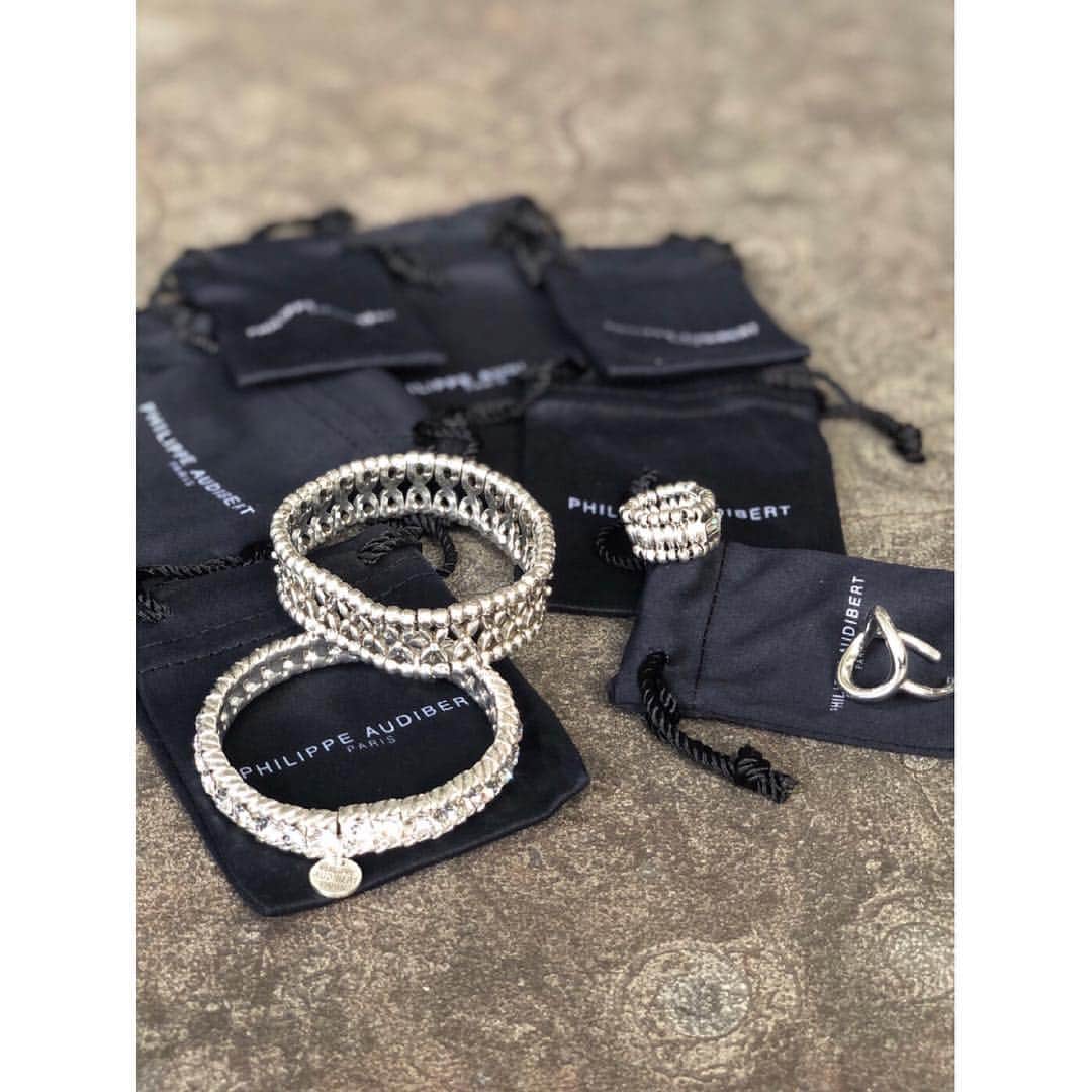 のインスタグラム：「＊PHILIPPE AUDIBERT入荷＊TIARA銀座 大人気アクセサリーブランドのフィリップ・オディベールの新作や追加入荷。 ・・・ 1989年パリで創業されたアクセサリーブランド。 シルバーやゴールドカラーを基調としたメタルパーツとスワロフスキーのクリスタルを組み合わせたコレクションを中心に、個性的なアートとして捉えられた多数のコレクションは全てパリでデザイン、製作が行われている。 ・・・ TIARA銀座店に多数デザイン入っております💙 スワロ付きのシリーズも💎入荷しております！ ・ 是非、ライナップ豊富な今の時期に店頭でお試し下さい♪ ・ bracelet(up) ¥14000＋tax bracelet(under) ¥19000＋tax ring(left) ¥8000＋tax ring(right) ¥8800＋tax 全て @philippeaudibert ・ ・ ・ #tiaramelrose #セレクトジュエリー #セレクトアクセサリー #philippeaudibert #シルバーアクセ #ジュエリー #シルバージュエリー #大人アクセ #大ぶりアクセ #アクセント  #重ね付けリング #スワロフスキーリング #スワロフスキーブレスレット」
