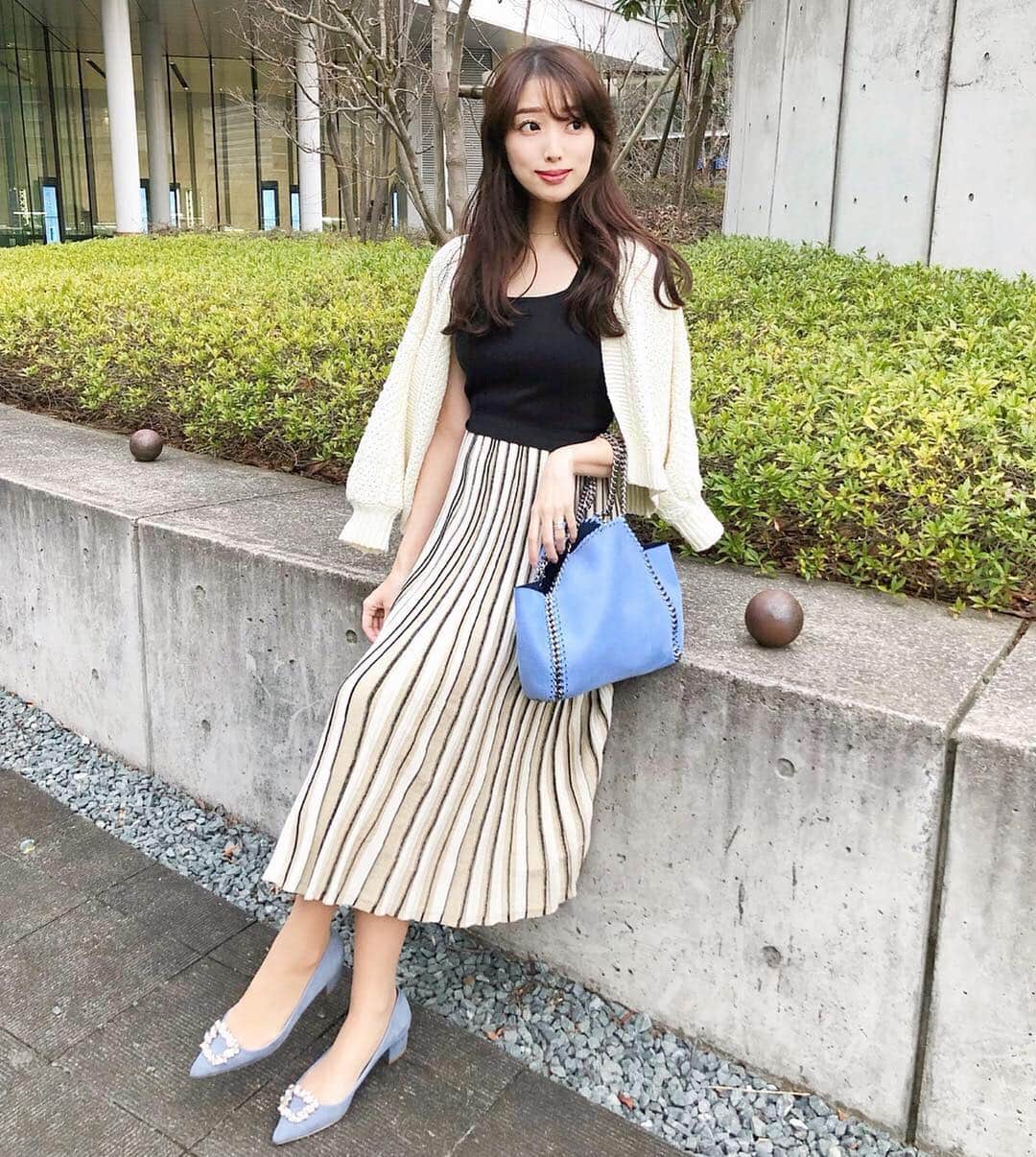 のインスタグラム：「. . 羽織一枚で出歩ける季節🌸✨ . .  #onepiece ..#cocodeal (@cocodeal_official ) . やっぱり小物はブルーが好きみたいです💠✨ #coordinate #コーディネート #きょコ #コーデ #fashion #ootd #おでかけコーデ#onepiece#onepieceholic #ワンピース #春ワンピース #春服 #春コーデ #spring #👗 #cocogirls_style」