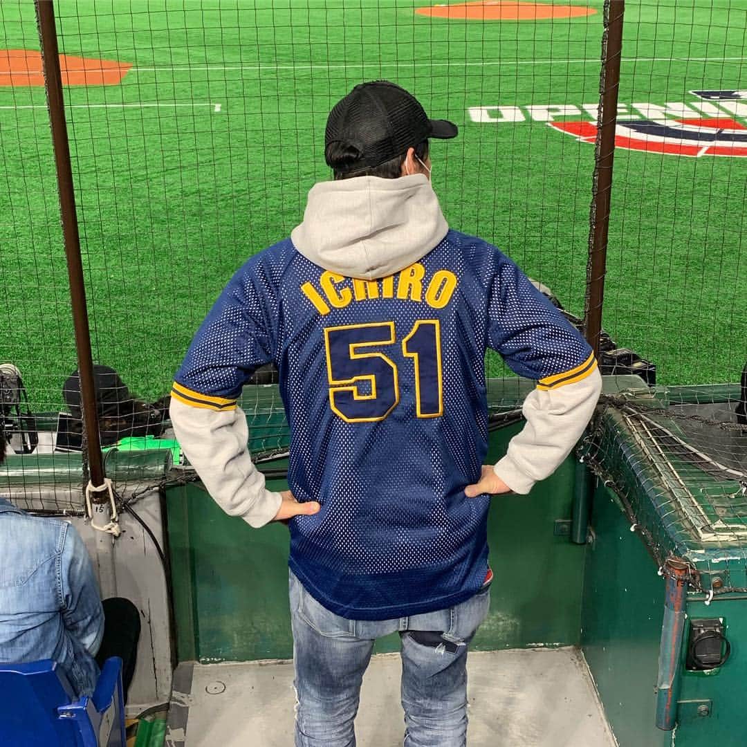 渡部建のインスタグラム：「行け！イチロー！ #イチロー #マリナーズ #アスレチックス #メジャー開幕戦 #オリックスのユニフォーム全然いない」