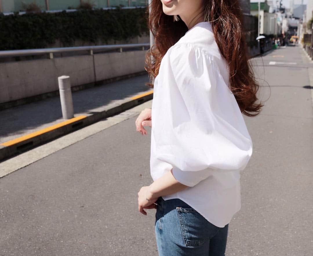 のインスタグラム：「. . . 暖かい日が続いていますね🌸✨ すっかり春めいた陽気で、最近では専らブラウスが大活躍です！！昨日は#M_PREMIER でした！ そして、今日は #BLENHEIM ！！ ！？ 明日は #Aveniretoile のブラウスにしようかな🤔⤴︎✨ . ちなみに、、、 このブラウスのお気に入りポイントはボリュームたっぷりのバルーンスリーブと高くとったカフスです！ ここをグイッと持ち上げて、バルーンスリーブに立体感をもたせ着るのが好きです♬ model number : U327-012 今なら @mid_e_shopping  でお買い物出来ます♡ . 白のブラウスは、春の訪れを感じるアイテム♡ 皆様、この春もmidのブラウスは要チェックです！ お見逃しなく！🌸 . . . . @m_premier_jp  @blenheim_jp  @aveniretoile_staffsnap  @aveniretoile  #エムプルミエ #エムプル #ブレンヘイム #アベニールエトワール #ホワイトブラウス #デザインブラウス #春コーデ #エレガント #春ファッション #mid_press  mid_official」