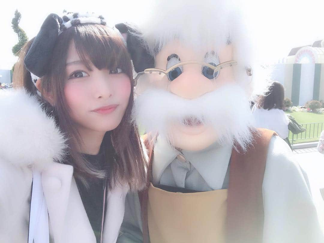 望月みゆさんのインスタグラム写真 - (望月みゆInstagram)「キャラグリその❷ ピノキオとゼペットじいさん(*´◒`*) この時ギデオンも一緒にきたからフェロー様期待したのにまた居なかった…いつになったら会えるんや…🐺ってなってドリミでずっと推しカメラしてた  #みゆちぃとディズニー  #ひとりディズニー #tokyodisneyland  #東京ディズニーランド  #ピノキオ #ゼペットさん  #キャラグリ  #みゆちぃ #miyuchy #望月みゆ #バンもん #banmon」3月20日 18時18分 - myc416