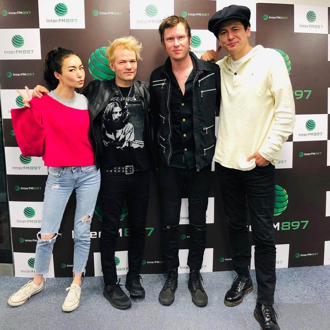 Ready Steady George!!さんのインスタグラム写真 - (Ready Steady George!!Instagram)「🔥🔥😈#sum41 🔥Deryck ＆ Cone😈🔥🔥 💋💋☠️ #halestorm 💋Lzzy ＆ AREJAY☠️💋💋 今のパンクシーンを引っ張る彼らに本当に色んな話を伺ったので・・ぜひタイムフリーで聴いてみてください！！ほんとに！！！！！笑 そして明日開催される、Download Festival Japan への気持ちをアゲてください！！！ #DFJ #ジョージとシャウラ #interfm897」3月20日 18時12分 - rsg897