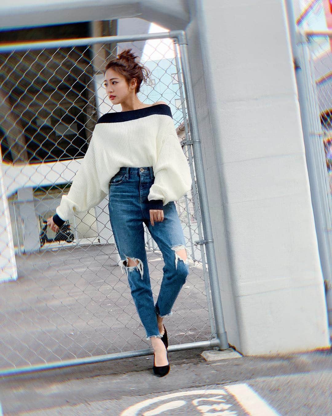 志田友美（ゆうみん）のインスタグラム：「ファーコート脱いだバージョンも撮ってもろた💁‍♀️💕 最近GYDA率たかすぎくんやー！！！なんかすごいキメててじわる さ、東京帰ろー！🥰 #japanesegirl #ootd #todayscode #outer #furcoats #knit #offshoulder #denimstyle #casualstyle #osaka #instacode #instadaily #instagood 🤝」