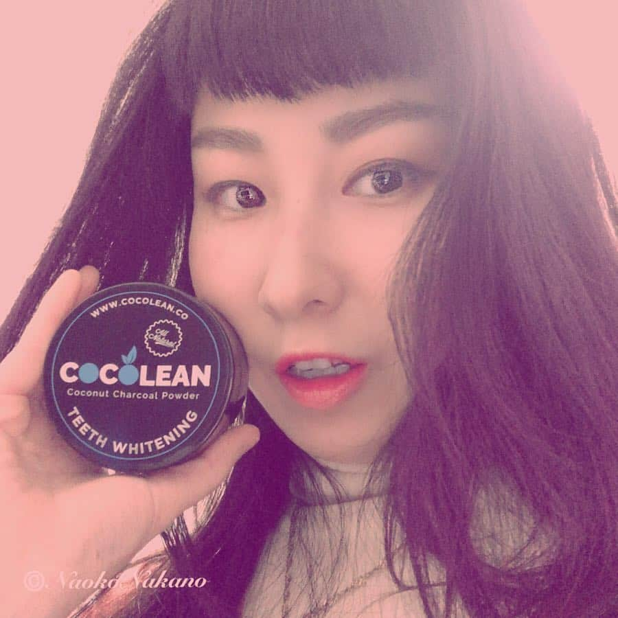 中野菜保子さんのインスタグラム写真 - (中野菜保子Instagram)「. 「芸能人は歯が命✨✨✨」 Powder for whitening teeth. Made in USA. . @cocolean_co . cmでありましたよねw . 写真は🍎🍎🍎枚！！！ 1:キラーン 2:黒い 3:オマケ . 珈琲やワインがダイスキなので 色が沈着しないように気をつけています( ^ω^ ) . 今オススメなのは100%自然からできている チャコールパウダーの「cocolean」です🌈🌈🌈 . アメリカやオーストラリアで大ブームになっているそうで 日頃から歯に気をつけている国ならではですね♪ This flour is very popular in the US and Australia. . ココナッツからできているのに 真っ黒の粉でw  It is made of coconut but it is black. . お風呂場で使う事をオススメします🛁🌟🌟 歯ブラシも黒くなる、でも歯は輝くから 不思議なんですよね😆💨💨 This is recommended to use in the bathroom. The toothbrush is also black. But my teeth shine. . これから飲み会がまた増えるので 輝く笑顔でお出かけするためにも歯のお手入れは 怠りませんよっ❗️ . 使ってみたい！！！という方は Amazonで以下のコードを使うと 10%OFFになります٩( 'ω' )و🌹🌹🌹 「U6BA4BU9」 When buying this, it will be 10% off with this code. . そろそろ歓送迎会のシーズン🌸🌸🌸で 楽しいけれど大変ですよね😌 うまくのりきってくださいね☆ ＊ ＊ ＊ #cocolean_co #cocolean #中野菜保子 #俳優 #actor #白い歯キープ #amazon  #透明感 #楽しい人 #自然派 #映画出演 #映画俳優 #moviestar #ヘプバーン #ナオ部 #笑顔最高 #america #australia #ココナッツ #オーラルケア  #本物だけ #オリジナリティ #オーガニック #美肌 #美白美人 #drama #飲み会 が増えますね #休憩しながら #暴飲暴食したい ←あかんあかんw #大ブレイク @cocolean_co」3月20日 18時14分 - naokonakano8319