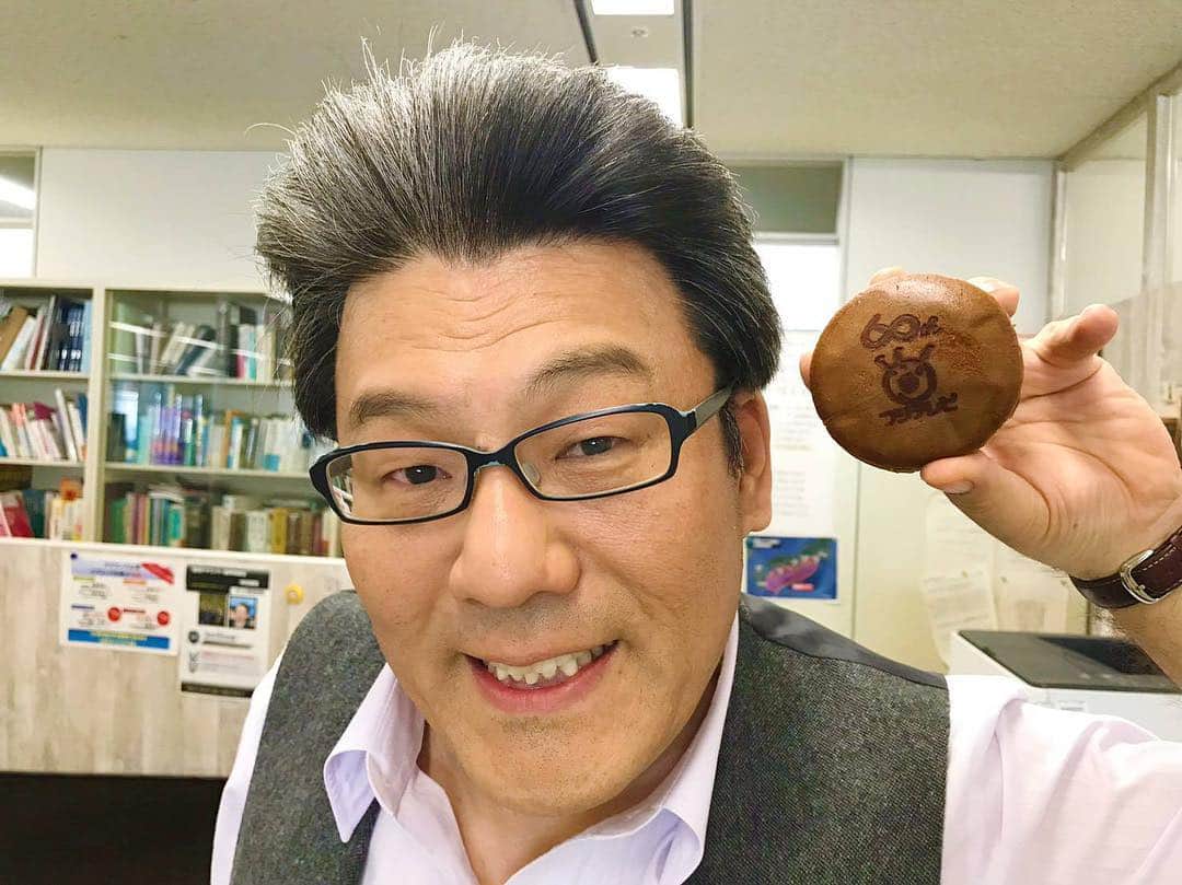 フジテレビアナウンサーのインスタグラム：「フジテレビは今年60周年！ アナウンス室に記念のマークが入ったどら焼きがありました😊 軽部さんとどら焼き……うーん、似合いすぎます😂💓 #ゆいのyouいいね！ #軽部真一 #久慈暁子 #どらべさん #鈴木唯 #フジテレビアナウンサー」