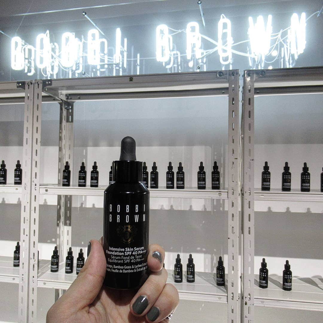 のインスタグラム：「*** Intensive Skin Serum Foundation 4th anniversary party🍸 @bobbibrownjapan  ロングセラーのファンデ セラムファンデーションって言うだけあってテクスチャーも美容液みたい𓍯 つけ心地もしっとりです  BAさんに「明るめが好みとかありますか？」って聞かれたのでこだわりないですって言ったらえぇーって笑われましたw なので馴染みいいやつで合わせてもらって01warm ivoryになりました  美白頑張ってるからか前より選ぶ色が明るくなりました 早速今日から使い始めてます𓍤  바비브라운 파티에 다녀 왔습니다 귀여운 여자가 많이 있고 텐션 올랐습니다ㅋㅋ  #pr#bobbibrown#cosmetic#foundation#intensiveskinserumfoundation#serumfoundation#바비브라운#화장품#파운데이션#세럼파운데이션#ボビイブラウン#インテンシブスキンセラムファンデーション#美容液ファンデーション#美容液ファンデ#リキッドファンデーション#コスメ#艶肌」