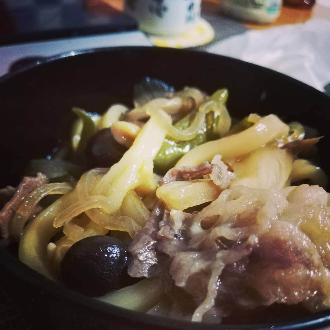 のインスタグラム：「。 すきやきってさぁ なぜにさぁ… 翌日にさぁ… うどん入れて煮込む とさぁ？ ……こんなに美味いん？ \(*ˊᗜˋ*)/ むしろ翌週用に肉、 残してるし。 (^-^)」