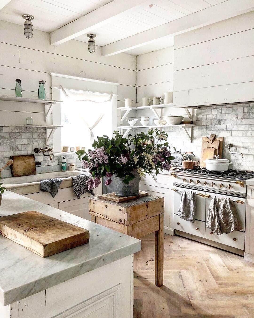 Staub USA（ストウブ）さんのインスタグラム写真 - (Staub USA（ストウブ）Instagram)「💐Some pretty blooms, morning light and Staub White on the range... yup, @dreamywhiteslifestyle's kitchen looks like #firstdayofspring to us! 💐」3月21日 0時00分 - staub_usa