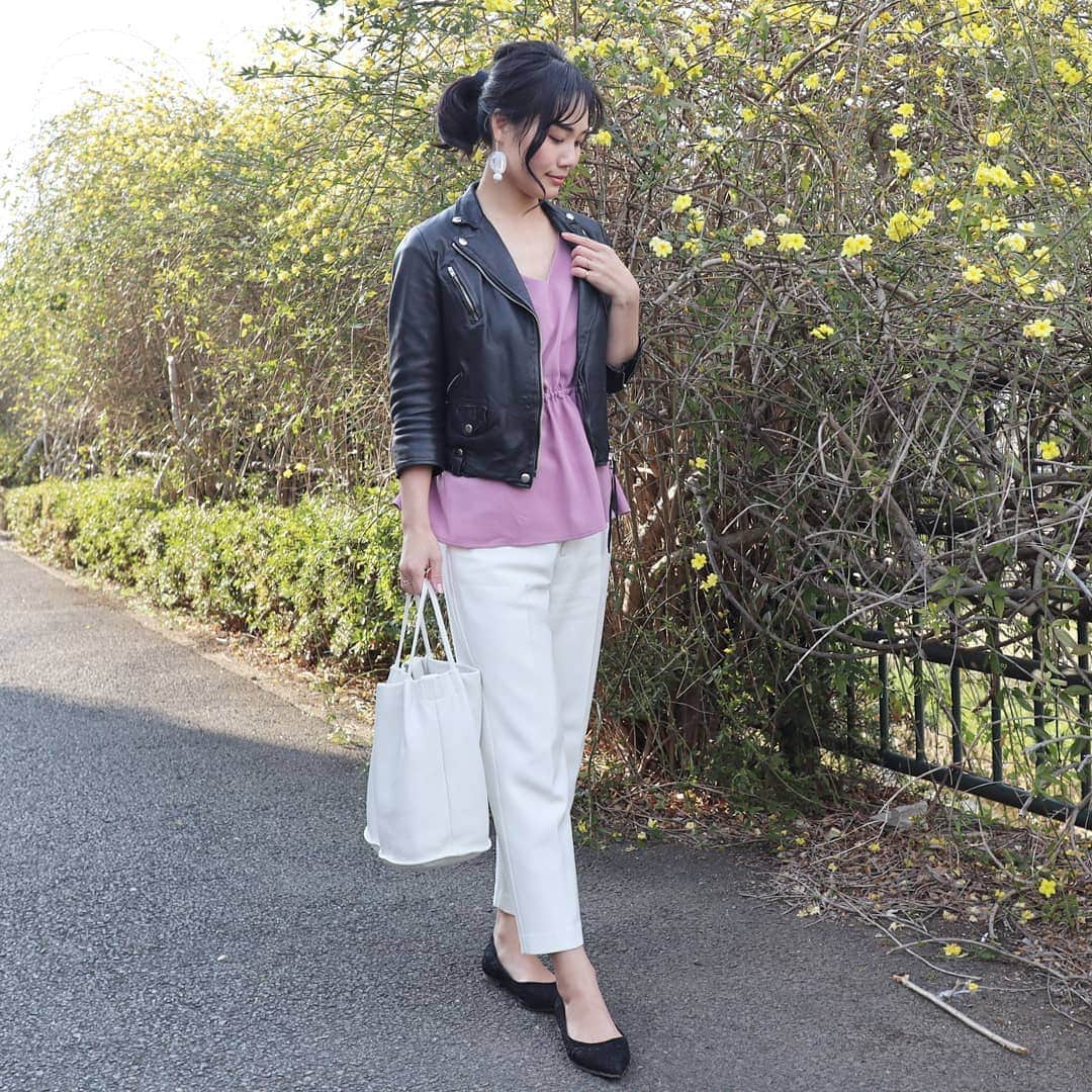 Eri Satoのインスタグラム：「blacks×lavender×whiteコーデ · jacket: @blancbasque tops: @titivatejp #マルチwayウエストマークブラウス bag: @beaure_official shoes: @outletshoes_official · 昨日のpicの全身Ver. 一見シンプルな @outletshoes_official のパンプスは、実はレース地ですごく可愛い😍 · 今日は終園式でした 娘が産まれて赤ちゃん返りMAXになり、私も息子も辛かった昨春。 幼稚園でも最初は落ち着かなかったけど(まぁ今もだが)だいぶ成長したな😂 数字や平仮名や簡単な漢字は読み書き出来るようになったしお絵かきや塗り絵もすごく上手になりました◎ 息子に合う幼稚園に入れて良かったな～😌 · #ティティベイト#titivate  #titivatestyle#fashion#ootd#outfit#code#coordinate#style#instafashion#instagood#instalike#ファッション#コーディネート#コーデ#プチプラ#プチプラコーデ#ママコーデ#パンツコーデ#シンプルコーデ#mamagirl#locari#ママファッション #partegram#読者モデル#ママモデル #l4like#カジュアル#お洒落さんと繋がりたい」