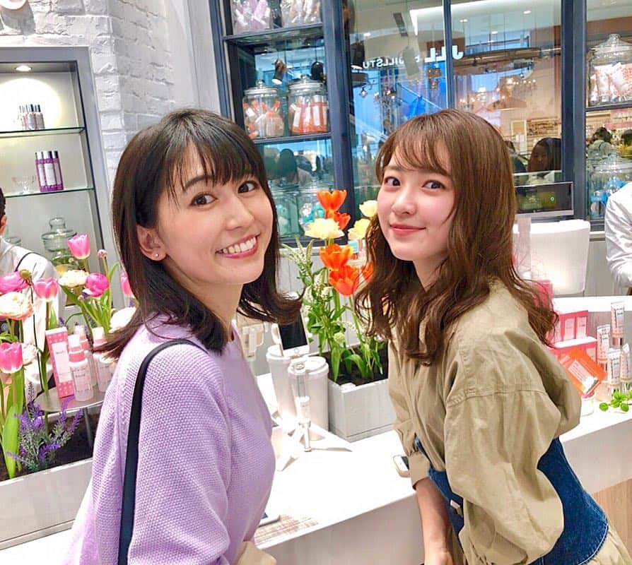 大野愛友佳さんのインスタグラム写真 - (大野愛友佳Instagram)「あんなと表参道にて💛 . 普段から愛用中の @awakeskin_jp オープン記念イベントへ🌼 東急プラザに入っております。 大好きなお花だらけで春らしい空間でかわいかった◎ . あんなと語ってると、 更に頑張ろうと思うパワーをくれる🤝 人生の選択肢ってたくさんあるけど 日々あることに感謝して ステキな女性になれるように😊 . 📍#東急プラザ#表参道#原宿 . #awake#アウェイク#オープン記念イベント #レセプション#スキンケア#美容液#保湿ケア #コールドプレスジュース#春#お花#ショッピング #春コーデ#春服#GUコーデ#恋んトス#TBS#感謝 #spring#skincare」3月20日 23時59分 - ohnoayuka