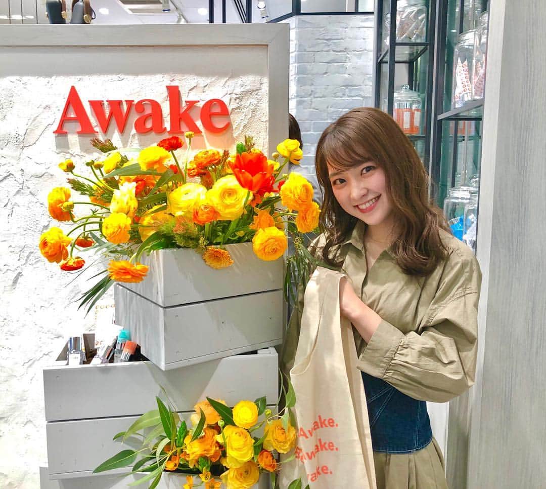 のインスタグラム：「あんなと表参道にて💛 . 普段から愛用中の @awakeskin_jp オープン記念イベントへ🌼 東急プラザに入っております。 大好きなお花だらけで春らしい空間でかわいかった◎ . あんなと語ってると、 更に頑張ろうと思うパワーをくれる🤝 人生の選択肢ってたくさんあるけど 日々あることに感謝して ステキな女性になれるように😊 . 📍#東急プラザ#表参道#原宿 . #awake#アウェイク#オープン記念イベント #レセプション#スキンケア#美容液#保湿ケア #コールドプレスジュース#春#お花#ショッピング #春コーデ#春服#GUコーデ#恋んトス#TBS#感謝 #spring#skincare」