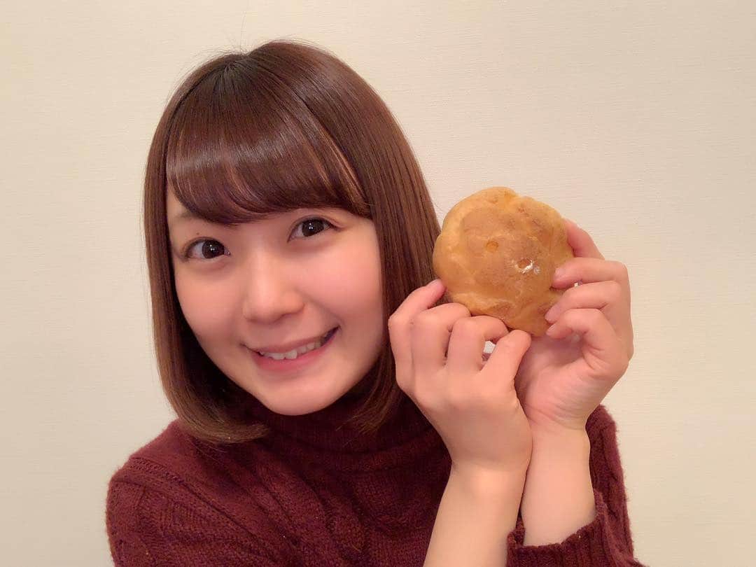 のインスタグラム：「最近あんまり食べてなかったなぁと思って久しぶりに食べたダブルクリームシュークリーム💓💓疲れた体に染み渡る甘さで癒されました🥰✨あとちょっとお片づけ頑張ろう〜🧙‍♀️✨✨✨ #ダブルクリームのセブンシュー #シュークリーム #セブンイレブン #seveneleven #セブンイレブンスイーツ #コンビニスイーツ #sweets #スイーツ女子 #アラサー女子 #すっぴん #ショートボブ #photooftheday #JAPAN #japanesesweets #japanesegirl #avex #avexmanagement #instagood #followme #極度の甘党 #ricashima #嶋梨夏」