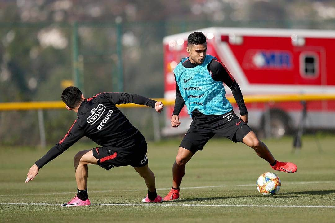 サッカーチリ代表チームさんのインスタグラム写真 - (サッカーチリ代表チームInstagram)「‪¡Seguimos con todo 💪! ‬ ‪#LaRoja continúa con las prácticas de cara al amistoso ante @miseleccionmx 🇲🇽‬ ‪📸Fotografías: @parrazagal / Comunicaciones @anfpchile」3月20日 23時53分 - laroja