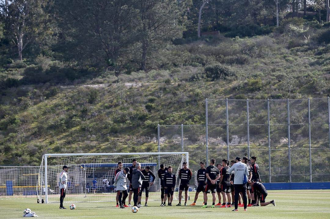 サッカーチリ代表チームさんのインスタグラム写真 - (サッカーチリ代表チームInstagram)「‪¡Seguimos con todo 💪! ‬ ‪#LaRoja continúa con las prácticas de cara al amistoso ante @miseleccionmx 🇲🇽‬ ‪📸Fotografías: @parrazagal / Comunicaciones @anfpchile」3月20日 23時53分 - laroja