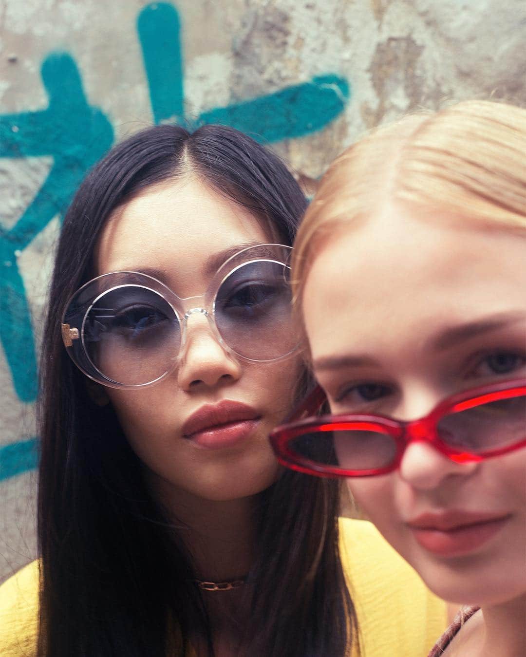 のインスタグラム：「Inspired by the immersion of neon lights in Hong Kong, Linda Farrow presents pink, red, blue and peach tones for its SS19 collection; Dear Kowloon . . . #DearKowloon #LFSS19 #lindafarrow #fashionaccessories #eyewear  Photography: @spitgan_magazine」