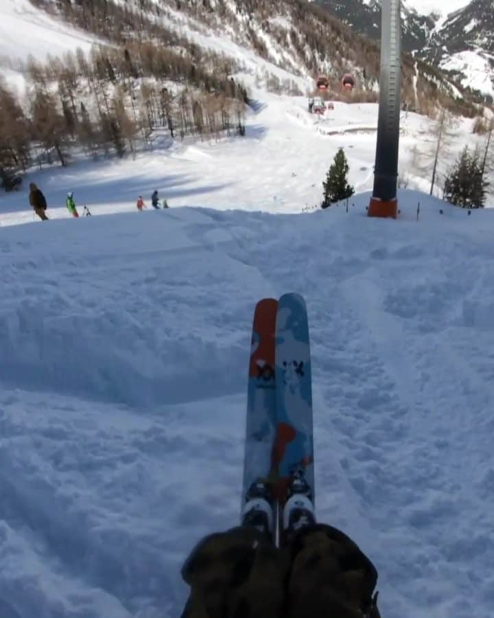 のインスタグラム：「The true meaning of keep your tips up. 😳 ⛷: @markus1eder Catch this and more awesome stuff @redbullsnow. @klausberg_official #roadshow2 #freeski #klausberg #pow #ski #winter #snow #pov #redbull」