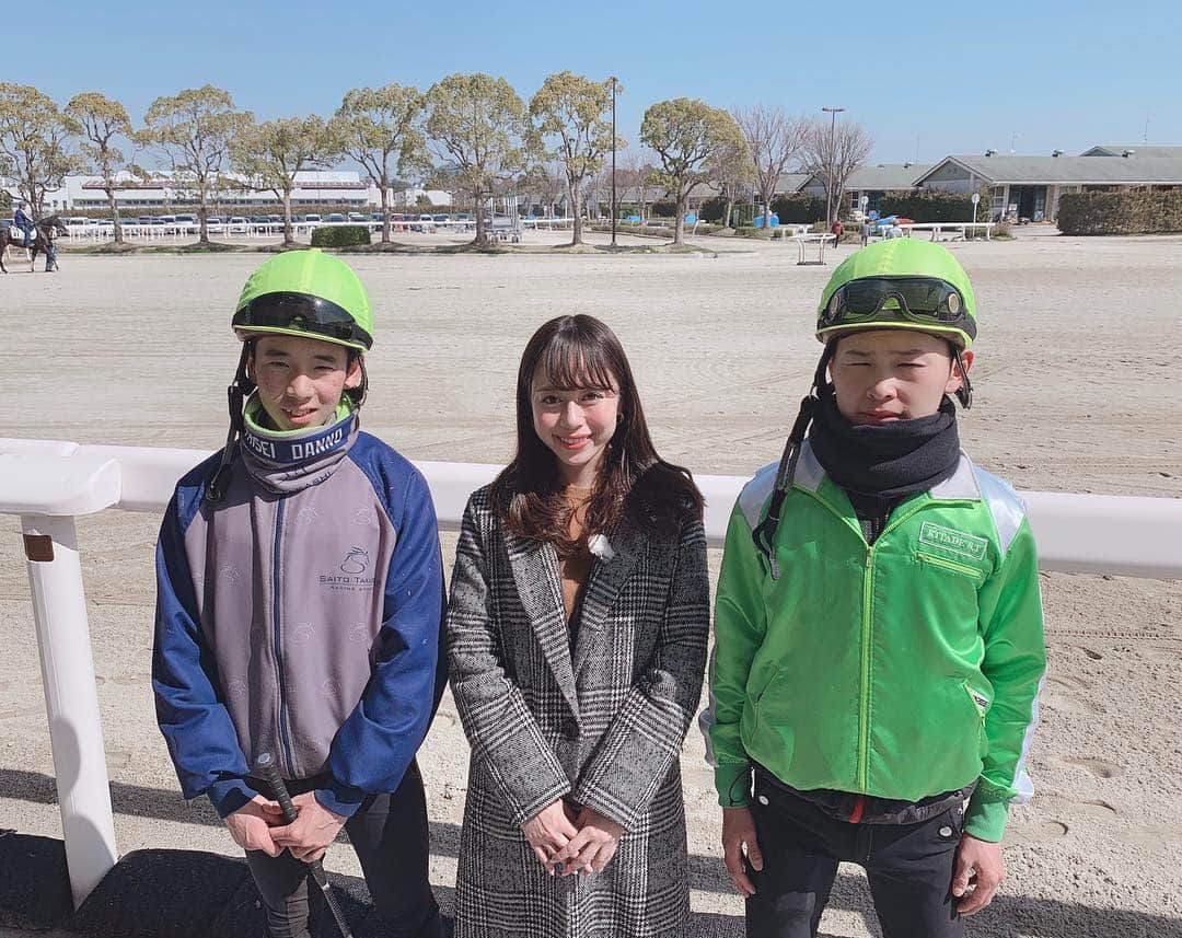 國嶋絢香のインスタグラム：「JRA初勝利インタビュー🎤✨ 団野大成騎手と、亀田温心騎手にお話が聞けました👂🏼🎶 2人とも凄く嬉しそうやった☺️☺️ ぜひ、明日のトレまるご覧ください💞 . #今日はめちゃくちゃあったかかった #日焼けが止まらない  #新人ジョッキーの黄色帽と北出厩舎の厩舎服でどこにいるかすぐにわかる亀田騎手 #競馬場での初勝利インタビュー時の親子エピソードを語ってくれた団野騎手 #ほっこりしました  #次は岩田望来ジョッキー #楽しみにしています☆」