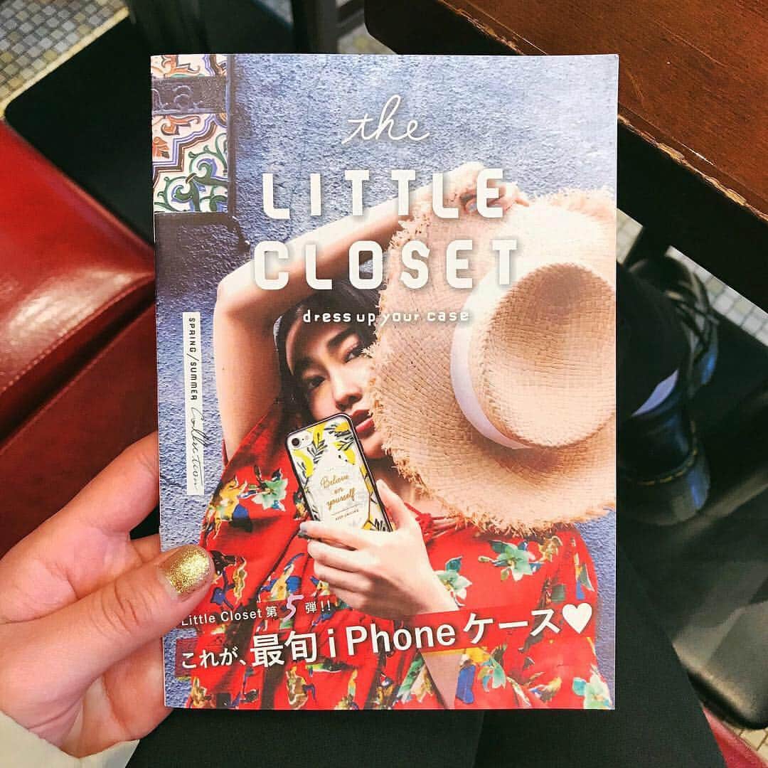 田中 レイナさんのインスタグラム写真 - (田中 レイナInstagram)「. . . ＊いろは出版 さん . little closet 2019 s/s iPhone case 📱 冊子 のモデルをさせていただきました！！ この iPhoneケースは 全国の 東急ハンズ・ロフト・ビレバン・niko and に置かれてます ❤︎ 2月に撮影したけど 寒さを忘れるくらいほんとに楽しかった🌻 どのケースもとても可愛かったです！！ 透明のケースに好きな柄を自由に入れられるので 好みでデザインを変えられます ♡♡ 是非チェックしてみてください ♪" . ロフト寄ったら自分がいました 👩🏻 全国なので 見つけてください！！（笑） . #いろは出版 #littlecloset #iphoneケース #イメージキャラクター #フリーランス #フリーモデル #撮影モデル #撮影データ #モデル #関西モデル #関西サロンモデル #関西サロモ #サロンモデル #サロモ #黒髪 #ボブ #黒髪ボブ #bob #hair #bobhair #salonmodel #freelance #freemodel #model #like4like #follow #followme #reina」3月20日 18時29分 - reinasu__429