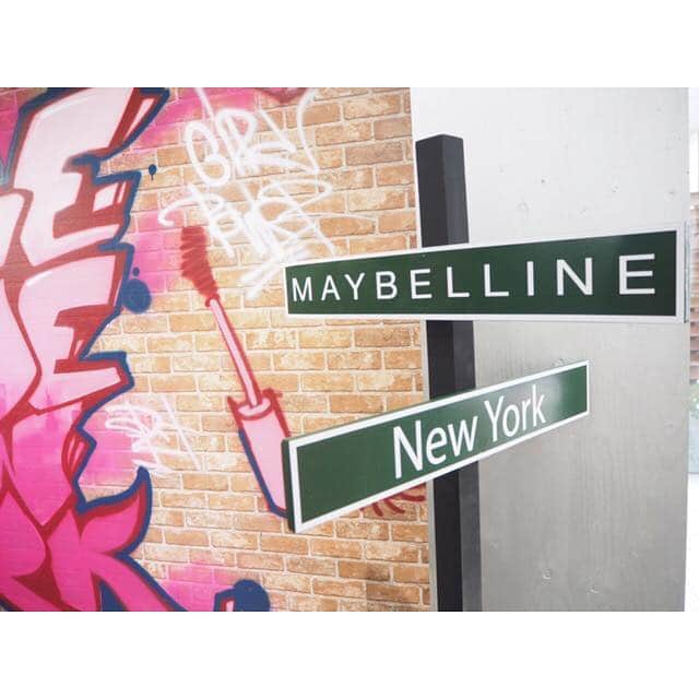 4meee!さんのインスタグラム写真 - (4meee!Instagram)「. . 3/16(土)に発売された MAYBELLINEの新作リップ 「シャインコンパルジョン」 . ツヤも発色も欲しい！ という女性からの意見を参考に どちらも叶うリップが誕生💄 その秘密は“シャインカラーオイルフォーミュラ”と “ローズヒップオイル配合”🌹 オイル配合率が高い証拠に 柔らかいテクスチャーで塗り心地も完璧なんです💯 . 12色展開になっていて、 MAYBELLINEのHPでは 自分にぴったりの色が見つかる 色診断をすることができるので ぜひチェックしてくださいね😚 . ◆シャインコンパルジョン 定価：1,512円(税込) . #MAYBELLINE#メイベリン#シャインコンパルジョン#リップメイク#リップケア#新作リップ#新作コスメ#口紅#コスメ垢#コスメ部#コスメオタク#赤リップ#ローズヒップオイル#カラー診断#フォトジェニックスポット#新作発表会#女子力向上委員会#アラサー女子#4MEEE#フォーミー」3月20日 18時30分 - 4meee_com