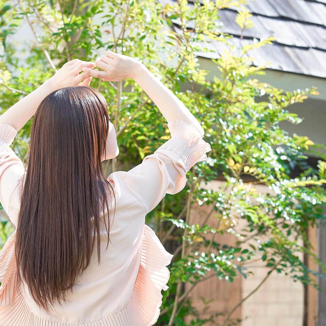 La Sana (ラサーナ) さんのインスタグラム写真 - (La Sana (ラサーナ) Instagram)「. . 外出の際の髪の毛、気にしていますか？ . 髪が乾燥してキューティクルが開くと、髪同士がこすれて静電気が生じ、目に見えない花粉やＰＭ2.5などの汚染物質がくっつきやすくなります！😢 . 外出前にはアウトバストリートメントで髪もしっかりケアをしてね♪ . #アンチポリューション #アウトバストリートメント #ヘアケア #汚染物質対策 #PM25 #花粉対策 #海藻のエキス #ラサーナ #lasana」3月20日 18時45分 - lasana_official