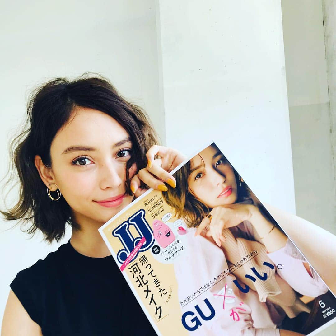 JJさんのインスタグラム写真 - (JJInstagram)「JJ5月号発売日まであと3日‼️ 表紙はJJモデルの滝沢カレン♡  GUの特集だよ、と撮影前に伝えていたのですが、終わってから「えっ！この服ぜんぶGUなの⁈」と驚いている姿が可愛すぎました…☺️ #滝沢カレン #gu #ジーユー #ジーユーコーデ」3月20日 18時45分 - jj_official_jj