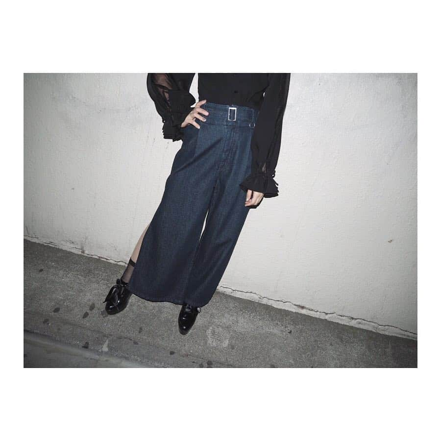 EATMEさんのインスタグラム写真 - (EATMEInstagram)「3.20 update... #EATME #MARCH #NEW #ITEM #🌹 チョーカー、サボ➡︎発売中 ブラウス➡︎3.22発売予定 パンツ➡︎3月発売予定 ソックス➡︎参考商品 . TOP画面のURLからEATME WEB  STOREをCHECK💁🏻‍♀️ @eatme_japan . チュールコンビシャツ（ #BLOUSE ） ¥9,250（＋tax） COLOR🎨:BLK.PNK.MIX SIZE📐:FREE . ハーネスライクワイドデニムパンツ（ #PANTS ） ¥13,000（＋tax） COLOR🎨:BLK.IDG SIZE📐:S.M . クロスチェーンチョーカー（ #CHOKER ） ¥2,000（＋tax） COLOR🎨: SLV.GLD . レースアップサボ（ #SABOT ） ¥13,880（+tax） COLOR🎨:BLK.BEG SIZE📐:S（22.5cm) M（23.5cm）、L（24.5cm） . #EATME_COORDINATE #eatmejapan #イートミー #fetishmode #2019sseatme #WOODSCAGE #益若つばさ #tsubasamasuwaka #fashion #japan #tokyo #harajuku #osaka #umeda #原宿 #大阪 #梅田エスト #instagood #like4like」3月20日 18時45分 - eatme_japan