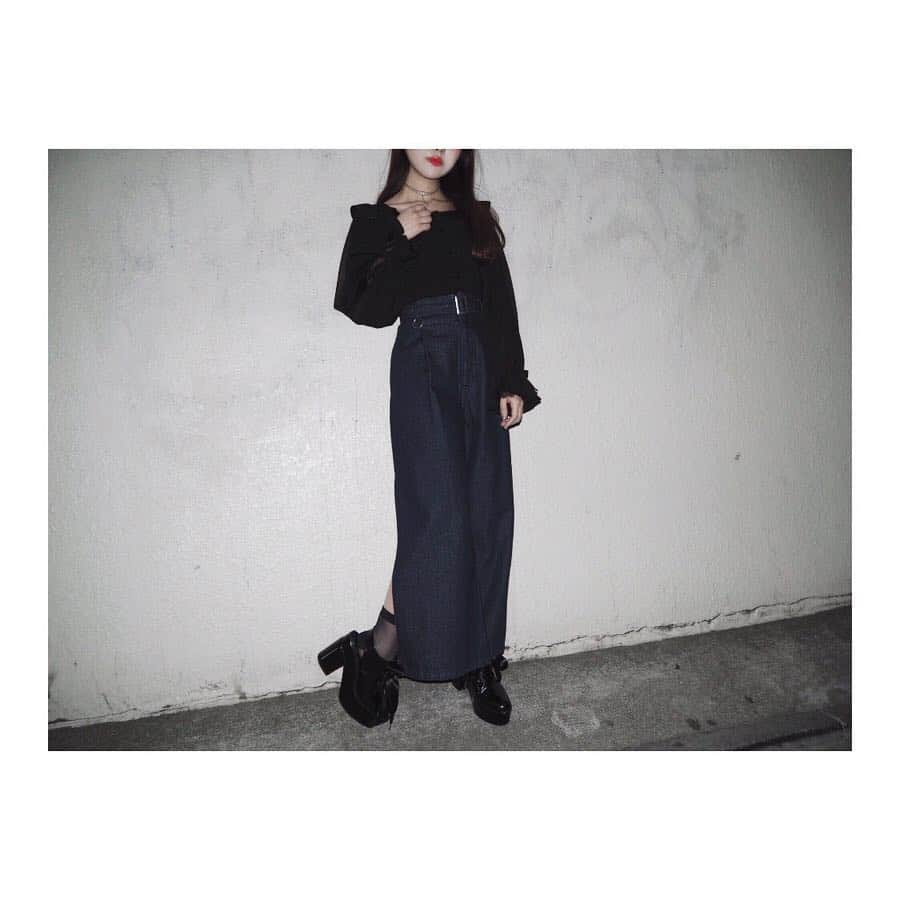 EATMEさんのインスタグラム写真 - (EATMEInstagram)「3.20 update... #EATME #MARCH #NEW #ITEM #🌹 チョーカー、サボ➡︎発売中 ブラウス➡︎3.22発売予定 パンツ➡︎3月発売予定 ソックス➡︎参考商品 . TOP画面のURLからEATME WEB  STOREをCHECK💁🏻‍♀️ @eatme_japan . チュールコンビシャツ（ #BLOUSE ） ¥9,250（＋tax） COLOR🎨:BLK.PNK.MIX SIZE📐:FREE . ハーネスライクワイドデニムパンツ（ #PANTS ） ¥13,000（＋tax） COLOR🎨:BLK.IDG SIZE📐:S.M . クロスチェーンチョーカー（ #CHOKER ） ¥2,000（＋tax） COLOR🎨: SLV.GLD . レースアップサボ（ #SABOT ） ¥13,880（+tax） COLOR🎨:BLK.BEG SIZE📐:S（22.5cm) M（23.5cm）、L（24.5cm） . #EATME_COORDINATE #eatmejapan #イートミー #fetishmode #2019sseatme #WOODSCAGE #益若つばさ #tsubasamasuwaka #fashion #japan #tokyo #harajuku #osaka #umeda #原宿 #大阪 #梅田エスト #instagood #like4like」3月20日 18時45分 - eatme_japan