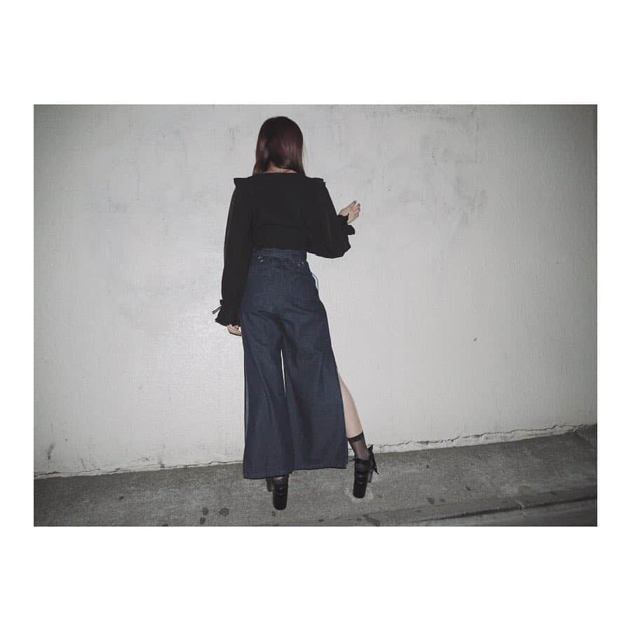 EATMEさんのインスタグラム写真 - (EATMEInstagram)「3.20 update... #EATME #MARCH #NEW #ITEM #🌹 チョーカー、サボ➡︎発売中 ブラウス➡︎3.22発売予定 パンツ➡︎3月発売予定 ソックス➡︎参考商品 . TOP画面のURLからEATME WEB  STOREをCHECK💁🏻‍♀️ @eatme_japan . チュールコンビシャツ（ #BLOUSE ） ¥9,250（＋tax） COLOR🎨:BLK.PNK.MIX SIZE📐:FREE . ハーネスライクワイドデニムパンツ（ #PANTS ） ¥13,000（＋tax） COLOR🎨:BLK.IDG SIZE📐:S.M . クロスチェーンチョーカー（ #CHOKER ） ¥2,000（＋tax） COLOR🎨: SLV.GLD . レースアップサボ（ #SABOT ） ¥13,880（+tax） COLOR🎨:BLK.BEG SIZE📐:S（22.5cm) M（23.5cm）、L（24.5cm） . #EATME_COORDINATE #eatmejapan #イートミー #fetishmode #2019sseatme #WOODSCAGE #益若つばさ #tsubasamasuwaka #fashion #japan #tokyo #harajuku #osaka #umeda #原宿 #大阪 #梅田エスト #instagood #like4like」3月20日 18時45分 - eatme_japan