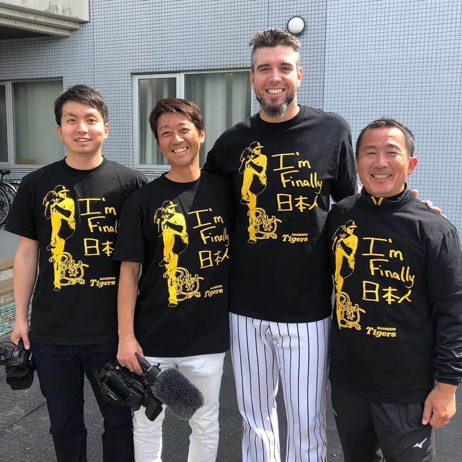 阪神タイガースさんのインスタグラム写真 - (阪神タイガースInstagram)「某番組の取材に応じるメッセンジャー投手‼️みんなお揃いのTシャツで取材^ ^ #メッセンジャー 選手 #I'mfinally日本人tシャツ #大木スカウトも一緒に #木内亮アナウンサー #熱血タイガース党  #今週金曜放送です #tシャツは品切れ中開幕に合わせての入荷です #詳しくは各お店まで」3月20日 18時42分 - hanshintigers_official