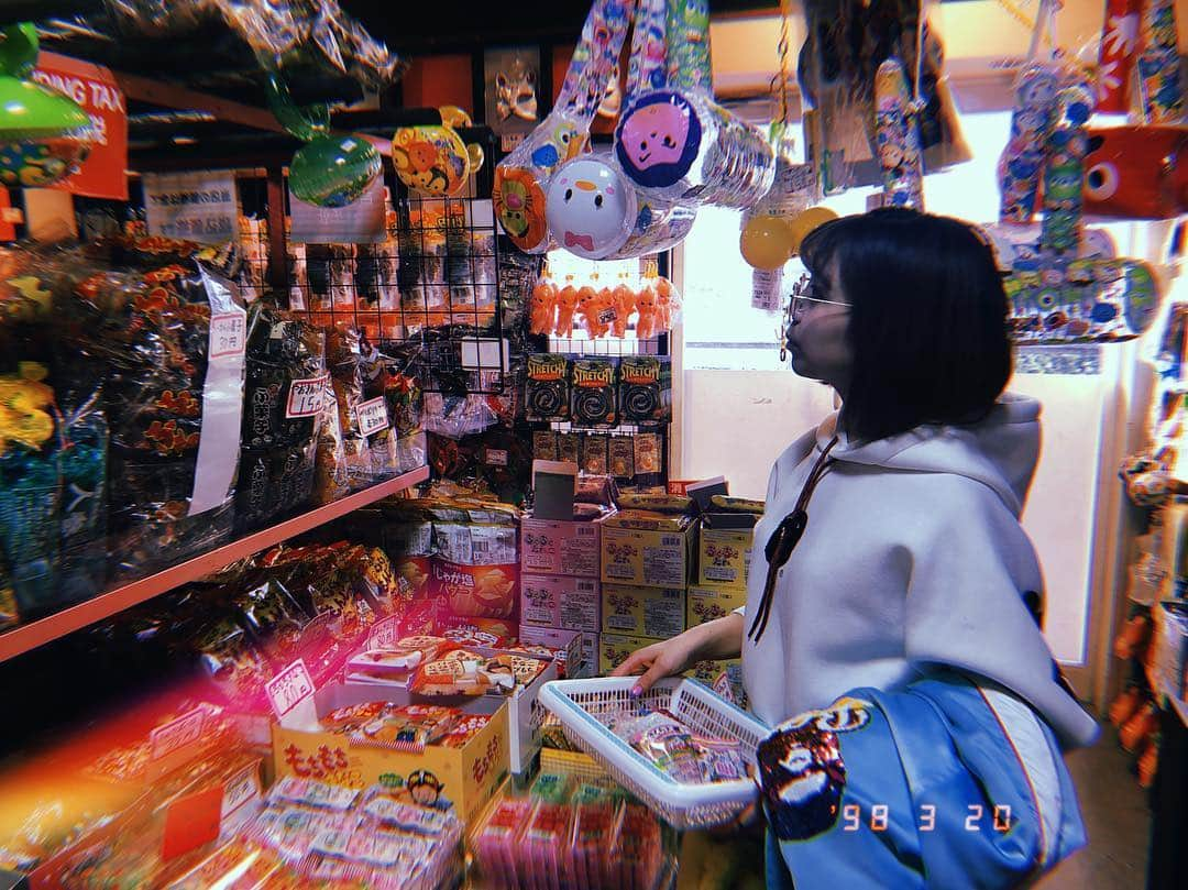 吉澤友貴さんのインスタグラム写真 - (吉澤友貴Instagram)「Refresh day🌼✨ お花屋さん行ったり大好きな駄菓子爆買いしたり、お散歩して咲いてたチューリップ可愛くて癒されました🥰🌷 、 、 👚 : @bape_japan」3月20日 18時46分 - yuki_yoshizawa_