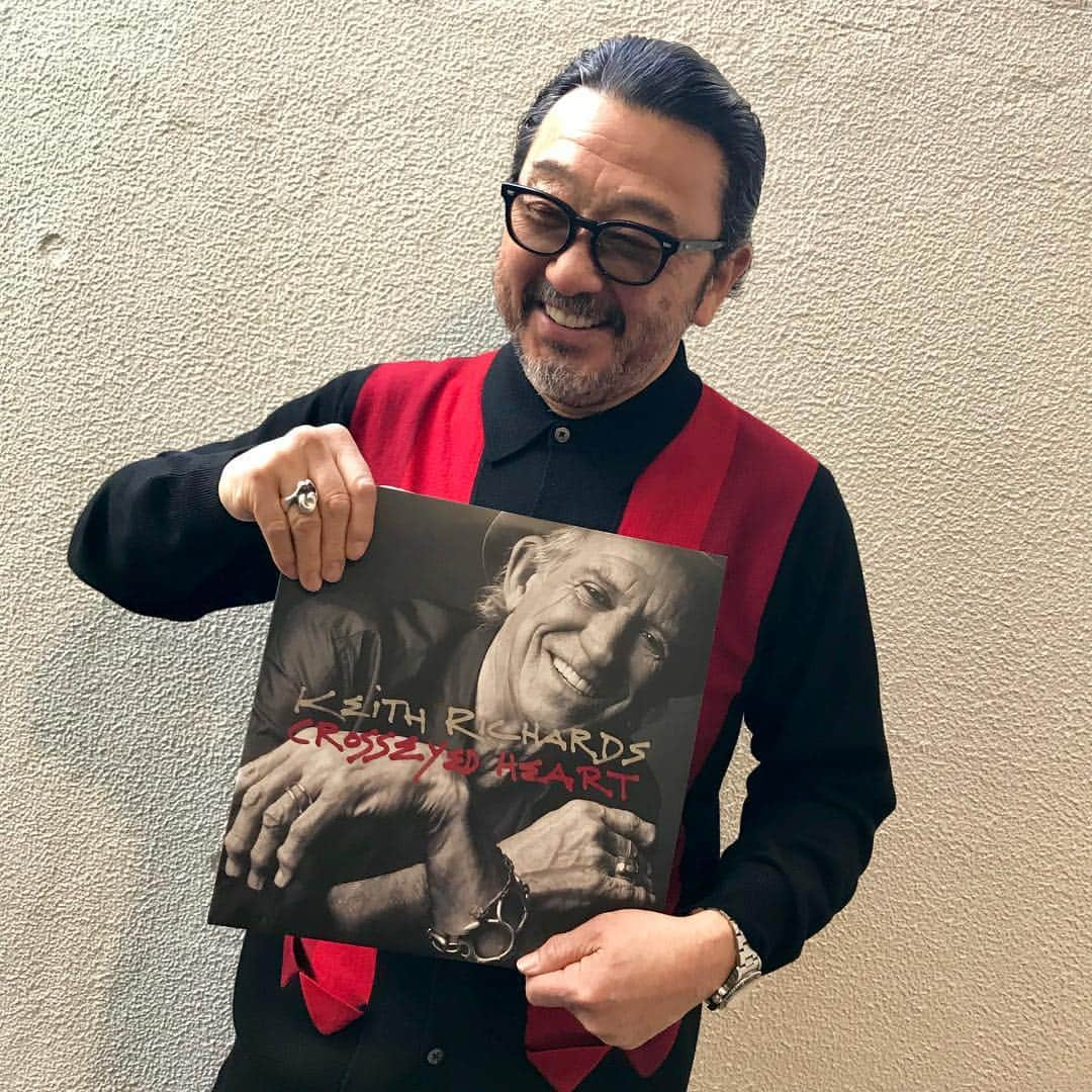 大久保篤志さんのインスタグラム写真 - (大久保篤志Instagram)「#今日の1枚  #keithrichards #crossedheart  #polosweater #supreme  #ring#lipandtan #chromehearts  #denim #pants #auralee  #eyeglasses #眼鏡 #白山眼鏡 #tenderloin #mensfashion #menstyle  #moderngentleman #vinyl  #vinylcollection #vinylcollector」3月20日 18時46分 - okubomegane