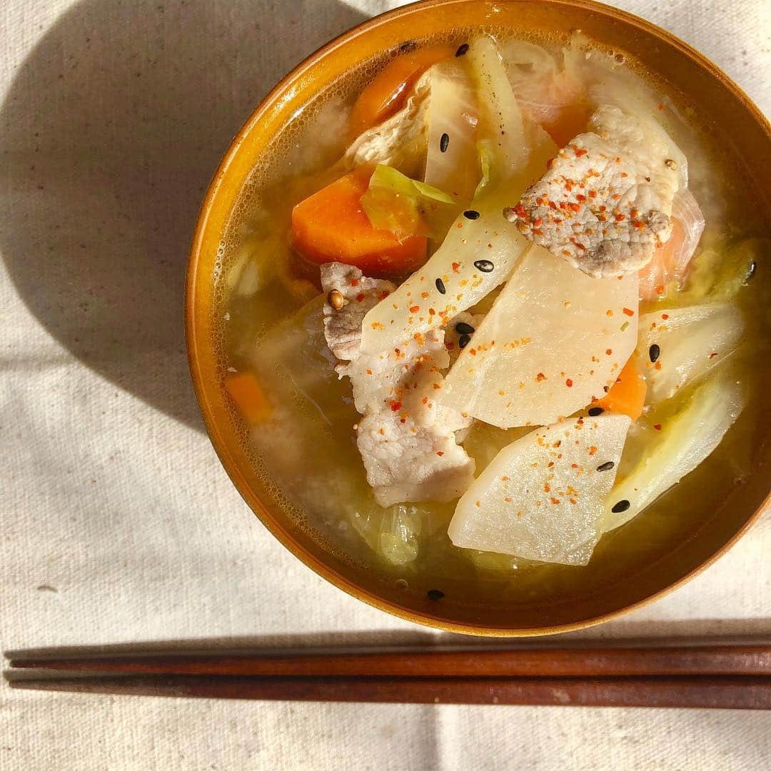 清水麻璃亜のインスタグラム：「#シミズキッチン 豚汁 * インスタにお味噌汁ってどうなんだろう って思ったけど、なかなか家に帰れず料理ができないので、、、前に作った豚汁を載せてみます！笑笑 汁物作るのが好きなんだけど、寒い季節は豚汁もよく作る〜♪ こだわりは、刻み生姜と、みじん切りのネギをたくさんいれます！ 炒め野菜とごま油で香ばしい豚汁にしてますよ〜🐖 * 大根の切り方の違いで テキトーさがバレバレ。笑 #豚汁 #クッキングラム  #デリスタグラマー」
